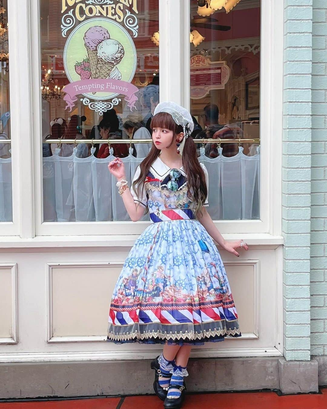 春奈るなさんのインスタグラム写真 - (春奈るなInstagram)「先日ディズニーに行ってきたよ🥳🏰✨ TDR40周年のお祝いムード満載でとっても華やかで楽しかった💖 バルーンやロゴもカラフルでとっても素敵🥳 Triple*fortuneさんのマリン柄JSKを着て行ったよ💖⚓️✨ マリン柄とトリコロールがディズニーの世界と相性抜群で最高に可愛い🥹❤️🤍💙  トゥーンタウンのボートともぴったり😳🛟✨ 色鮮やかでポップな世界観も最高☺️💖 この日は雨模様だったから快晴ver.も撮れたらいいな☀️  #tdr40th」6月16日 18時40分 - lunaharuna_official