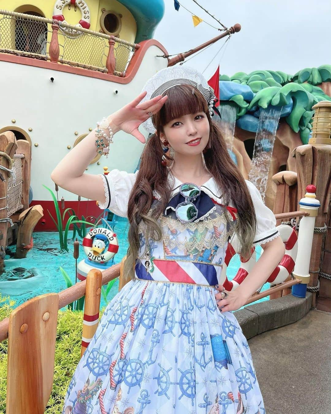 春奈るなさんのインスタグラム写真 - (春奈るなInstagram)「先日ディズニーに行ってきたよ🥳🏰✨ TDR40周年のお祝いムード満載でとっても華やかで楽しかった💖 バルーンやロゴもカラフルでとっても素敵🥳 Triple*fortuneさんのマリン柄JSKを着て行ったよ💖⚓️✨ マリン柄とトリコロールがディズニーの世界と相性抜群で最高に可愛い🥹❤️🤍💙  トゥーンタウンのボートともぴったり😳🛟✨ 色鮮やかでポップな世界観も最高☺️💖 この日は雨模様だったから快晴ver.も撮れたらいいな☀️  #tdr40th」6月16日 18時40分 - lunaharuna_official