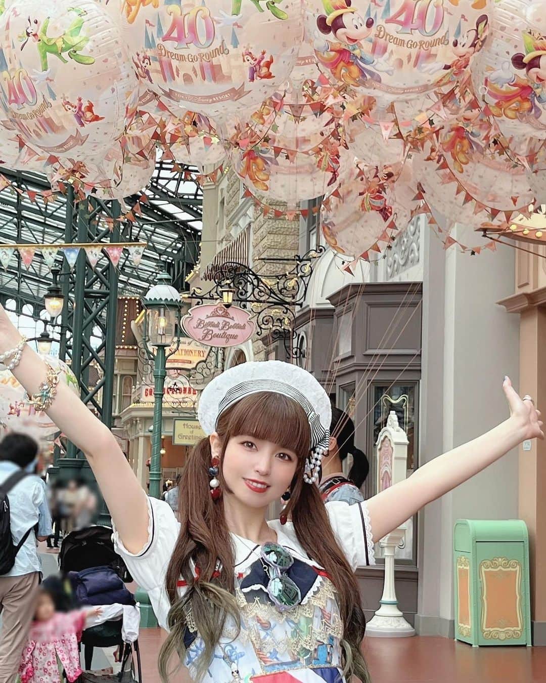 春奈るなのインスタグラム：「先日ディズニーに行ってきたよ🥳🏰✨ TDR40周年のお祝いムード満載でとっても華やかで楽しかった💖 バルーンやロゴもカラフルでとっても素敵🥳 Triple*fortuneさんのマリン柄JSKを着て行ったよ💖⚓️✨ マリン柄とトリコロールがディズニーの世界と相性抜群で最高に可愛い🥹❤️🤍💙  トゥーンタウンのボートともぴったり😳🛟✨ 色鮮やかでポップな世界観も最高☺️💖 この日は雨模様だったから快晴ver.も撮れたらいいな☀️  #tdr40th」
