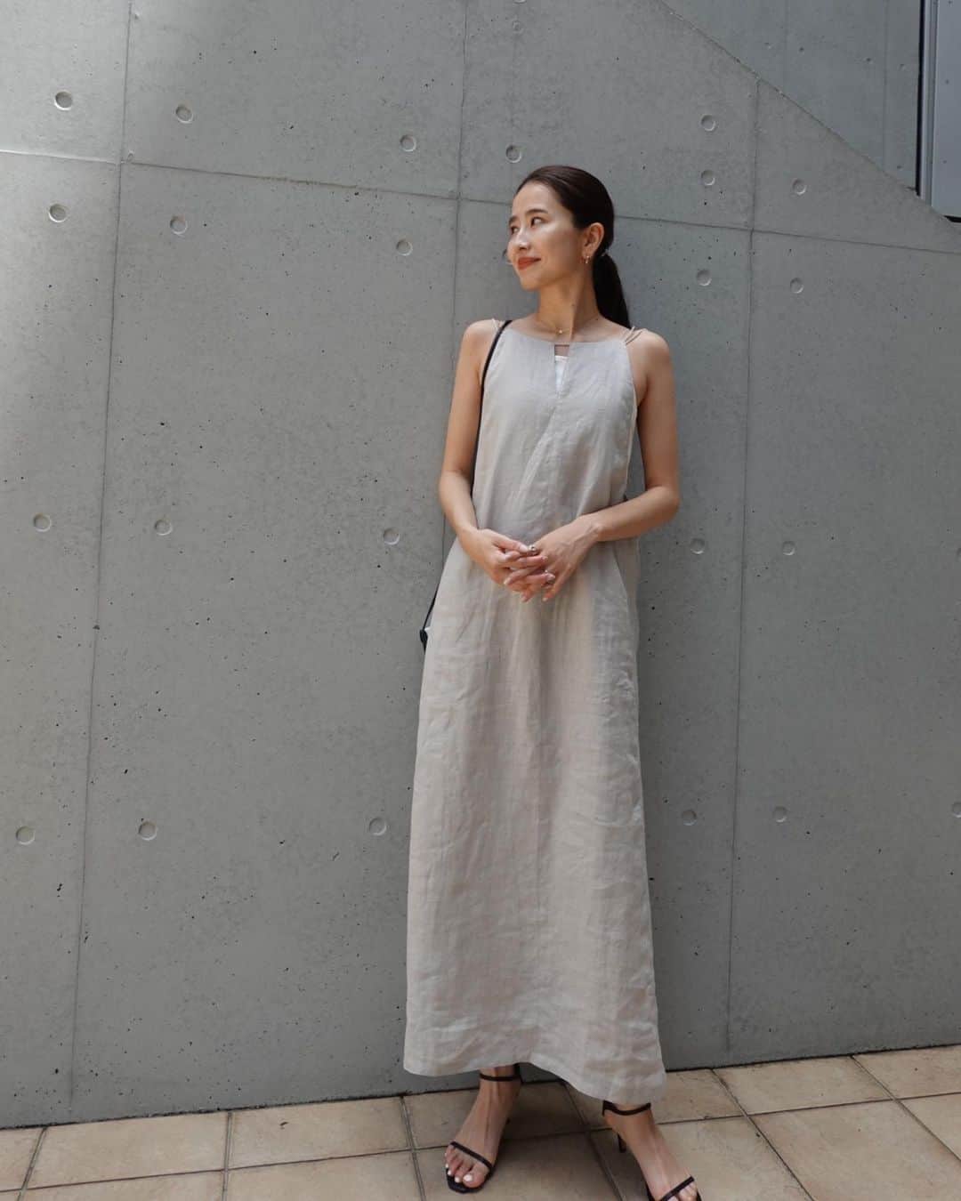 小嶋梨奈のインスタグラム：「さらりと着られる麻素材のワンピース 先日横浜高島屋に新しくオープンした @moi_yokohamatakashimaya で見つけました♡  ROPÉとsalonadametropéが融合したお店なんです。 大好きで普段からどちらもよく行くしこれは嬉しい！ ひとつの空間で幅広いアイテムが展開されていて見てるだけでも楽しかったー。  ワンピースはリーンシルエットで細見えさせてくれるし、 渋くならないニュアンスのグレーに惹かれて🙏  #moisalonetropé #モアサロンエロペ #横浜高島屋」