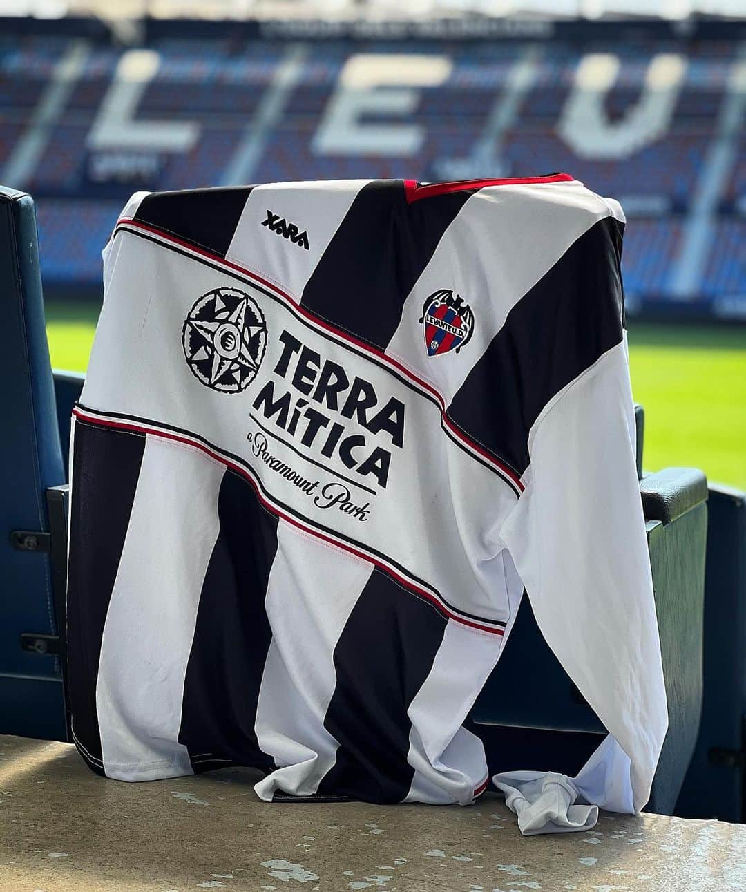 レバンテUDのインスタグラム：「El deseo de hacerlo juntos. En casa. Con nuestra gente. Con el escudo que tantas generaciones han defendido contra viento y marea.  Somos 𝐔𝐍𝐎, #LevanteUD 💙❤️ • @grupomarcosautomocion @macron @sesderma @baleariaferry @amstel_es @cocacola_esp  #LevanteAlavés 🔛」