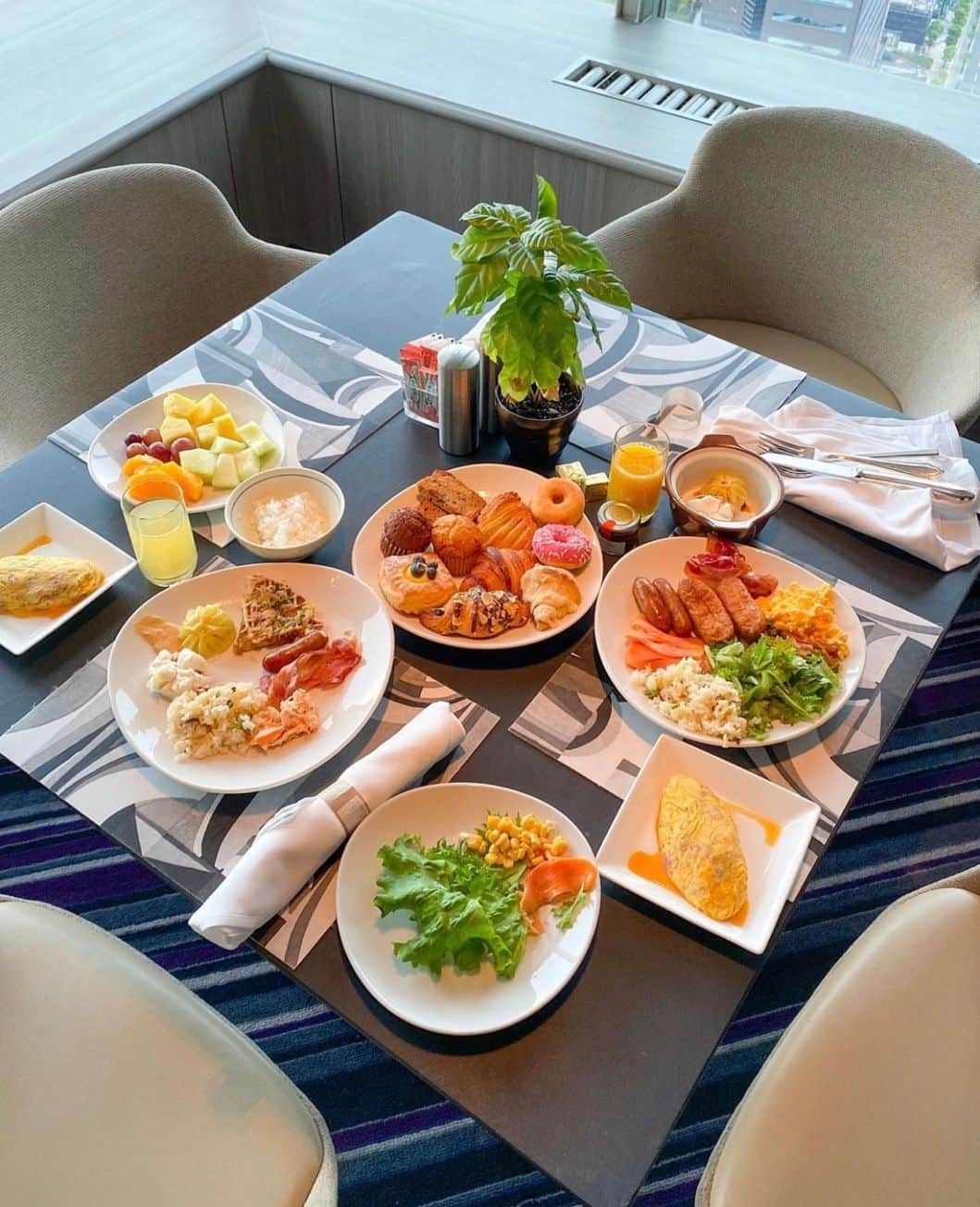 スイスホテル南海大阪さんのインスタグラム写真 - (スイスホテル南海大阪Instagram)「#フライデーファンフィーチャー：　たっぷりの朝食と開放的な景色で、爽やかな朝の目覚めを。  Photo Credit: @puriyuuri 「テーブル36」での素敵な朝食のお写真投稿、ありがとうございます。スイスホテル南海大阪での写真をお持ちの方は是非 #スイスホテル南海大阪 #LiveItWellOsaka #洗練された時 のハッシュタグと共にご投稿ください。 #スイスホテル #テーブル36 #ホテル朝食 #朝食ビュッフェ #大阪ホテル #ホテルビュッフェ #大阪ホテルビュッフェ   #FridayFanFeature: Wake up to mornings filled with delicious beginnings, paired with breathtaking views.  Make your way to @puriyuuri's breakfast table as she shares her experience at the Table36 breakfast buffet! Have any photos of the Swissôtel Nankai Osaka? Tag us #SwissotelOsaka #LiveItWellOsaka for a chance to be featured! #Swissotel #Table36Osaka #SwissotelTaste」6月16日 17時08分 - swissotelnankaiosaka_official