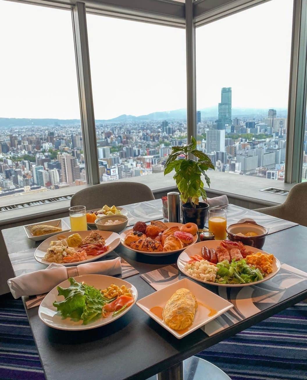 スイスホテル南海大阪さんのインスタグラム写真 - (スイスホテル南海大阪Instagram)「#フライデーファンフィーチャー：　たっぷりの朝食と開放的な景色で、爽やかな朝の目覚めを。  Photo Credit: @puriyuuri 「テーブル36」での素敵な朝食のお写真投稿、ありがとうございます。スイスホテル南海大阪での写真をお持ちの方は是非 #スイスホテル南海大阪 #LiveItWellOsaka #洗練された時 のハッシュタグと共にご投稿ください。 #スイスホテル #テーブル36 #ホテル朝食 #朝食ビュッフェ #大阪ホテル #ホテルビュッフェ #大阪ホテルビュッフェ   #FridayFanFeature: Wake up to mornings filled with delicious beginnings, paired with breathtaking views.  Make your way to @puriyuuri's breakfast table as she shares her experience at the Table36 breakfast buffet! Have any photos of the Swissôtel Nankai Osaka? Tag us #SwissotelOsaka #LiveItWellOsaka for a chance to be featured! #Swissotel #Table36Osaka #SwissotelTaste」6月16日 17時08分 - swissotelnankaiosaka_official