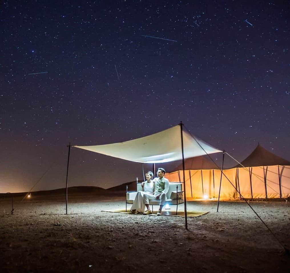 ラヴィ•ファクトリーさんのインスタグラム写真 - (ラヴィ•ファクトリーInstagram)「. 【写真で叶える結婚式】 . ＼旅行好きなおふたり必見／ モロッコでのウェディングフォト📸🇲🇦  夜空には流れ星が流れまるでふたりだけの世界のような ロマンチックなフォトに💫  . —————— ラヴィファクトリー: @world_location_photowedding AREA:Morocco —————— @laviefactoryをフォローして #laviefactory #ラヴィファクトリー のハッシュタグをつけて お写真を投稿してみてくださいね✳︎ . こちらの公式IG（@laviefactory） で取り上げさせていただきます✨ . 思わず笑顔になれるハートのある 「家族写真」はラヴィクルール* >>>@laviecouleur_official . #wedding #weddingphotography #photo  #ハートのある写真 #instawedding #結婚写真 #ウェディング #ウェディングフォト #撮影指示書 #ロケーションフォト #前撮り#写真好きな人と繋がりたい #フォトウェディング #卒花 #後撮り #ウェディングニュース #前撮り小物 #前撮りフォト  #前撮りアイテム #ウェディング撮影 #撮影構図 #前撮りアイディア #撮影指示書  #花嫁コーディネート  #花嫁コーディネート  #モロッコ #ハネムーン #ヨーロッパ前撮り #モロッコ前撮り」6月16日 17時08分 - laviefactory
