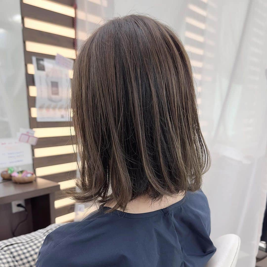 makoさんのインスタグラム写真 - (makoInstagram)「2023.6.16  今日はヘアメンテナンスに✂︎  珍しく仕上がりの写真を撮ってもらいました◡̈⃝  6、7年ぶり？に伸ばしたくて、長さは変えずシルエットを整えてもらって✨  カラーはいつも通りのオーダー、 いつも通りお気に入り🌿( ⸝⸝⸝⁼̴́◡⁼̴̀⸝⸝⸝)  #newhair#hairstyle#bobhair #ヘアスタイル#ヘアカット#ボブヘア#ミディアムボブ#伸ばしかけボブ」6月16日 17時13分 - _____ma.k.o