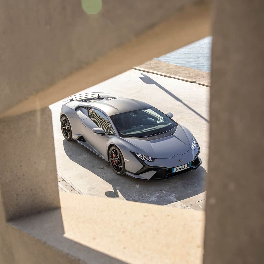 ランボルギーニさんのインスタグラム写真 - (ランボルギーニInstagram)「No matter your soul, Huracán Tecnica will always be the perfect driving companion.  #Lamborghini #HuracanTecnica #TakeAllYourSoulsToDrive __ Huracán Tecnica: fuel consumption combined: 14,5 l/100km (WLTP); CO2-emissions combined: 328 g/km」6月16日 17時16分 - lamborghini
