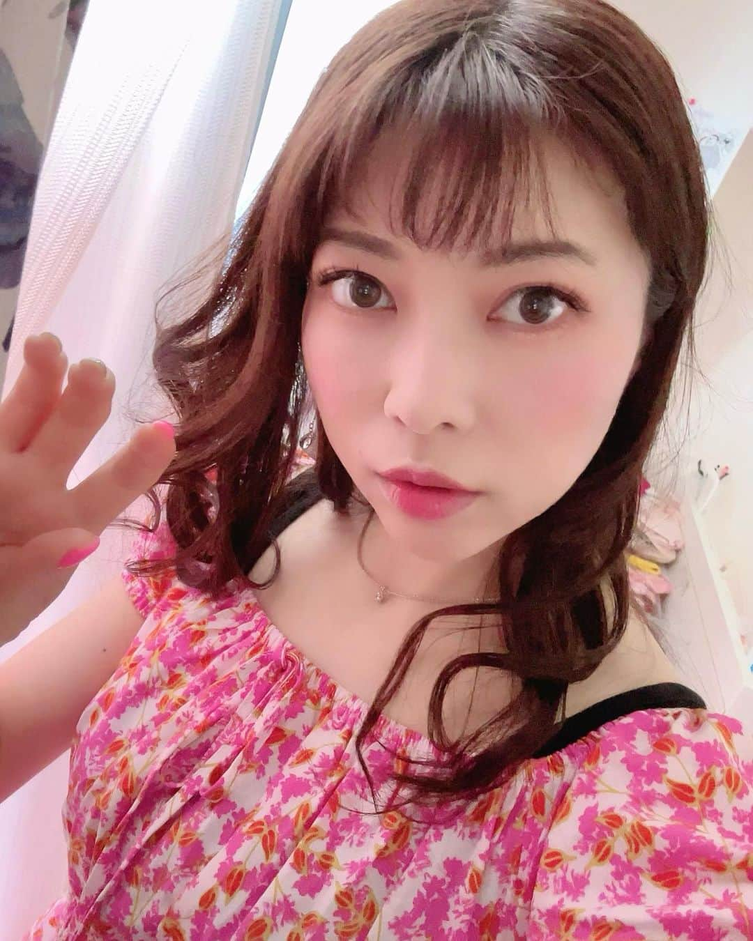 DJ MIYAのインスタグラム：「みんなやっほーん♪  最近お気に入りのワンピ❤️  Allover Floral Print Off Shoulder Ruffle Hem Dress ピンクの花柄ワンピ🩷  商品番号:14410200  https://shein.top/ugg52y7  クーポンCoupon Code：  JBV68(extra 15%~20% off, valid until  6/30） お買い上げ金額1～5,999円までは15%OFF、6000円以上は20%OFFになります。  ぜひいまだけだから使ってねー！  #SHEINforAll  #ad  #今日のコーデ  #SHEIN #SHEINコーデ  #インフルエンサー #インスタグラマー #ファッション #コーディネート #ファッションコーデ #通販サイト #コーデ #ファッションインフルエンサー #ユーチューバー #チャンネル登録お願いします #ファッション好き #トラベルインフルエンサー #トラベラー #ファッション大好き #デートコーデ #夏コーデ #スクール #チェック柄 #トラベラー #ファッション大好き #シーインコーデ  #シーイン #シーインクーポン #クーポンコード #夏コーディネート #ファッション好き #sheingals #sheinpartner」