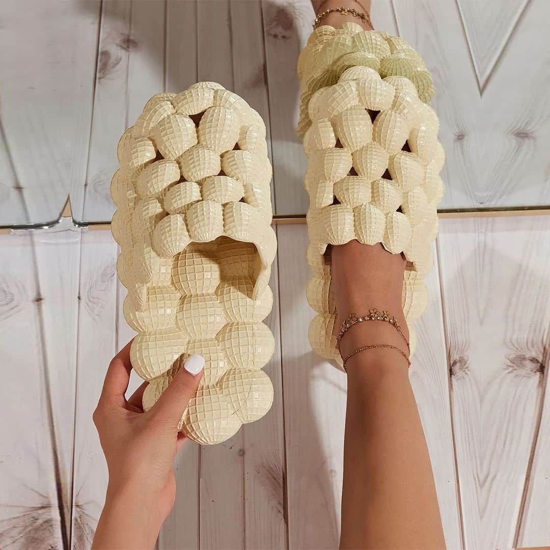 SHEINのインスタグラム：「Bubble on the double! 🫧🩴 Which slippers would get you bubbling with excitement? 👇  🔎11039997 10391178 12452758  #SHEIN #SHEINforAll #SHEINstyle #fashion #chic」