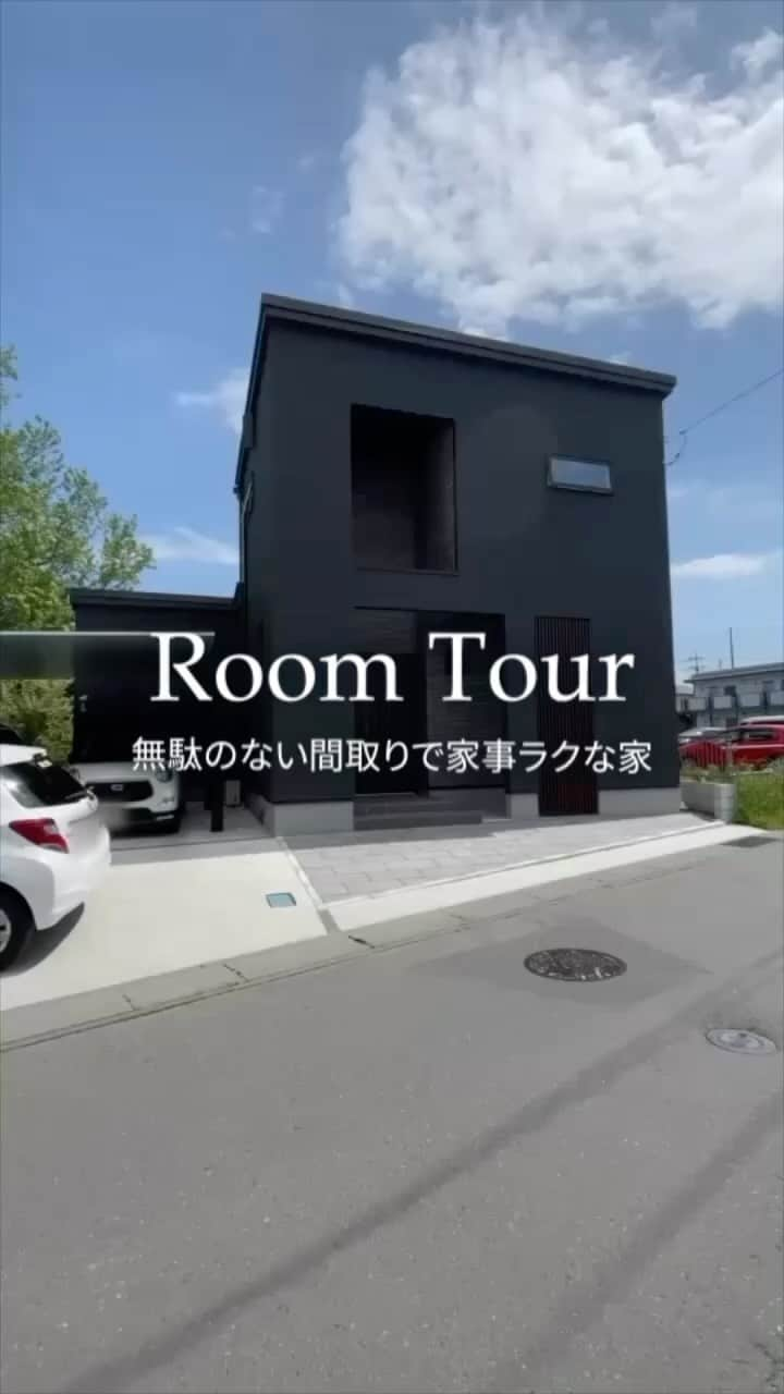 完全フル装備の家　富士住建のインスタグラム：「【富士住建 Room Tour 𖤣𖠿𖤣】  富士住建で建てて下さったおうちをご紹介❕  スキップフロアにワークスペースを設けたり、 キッチン折下天井・折上天上にしたりなど工夫が沢山!!   将来のことを考えて１階で生活を完結できるようにした間取りもポイント🌱  黒×ウッドなデザインでシンプルだけどかっこいい雰囲気になります🕶  富士住建では皆様の「しあわせな時と場所」を応援します😌   #富士住建 #戸建て #わくわくする家づくり #完全フル装備の家 #フル装備の家 #一戸建て #自由設計 #自由設計住宅 #標準仕様 #家づくりアイデア #注文住宅新築 #新築マイホーム #新築注文住宅 #住宅 #おしゃれな家 #新築住宅 #丁寧に暮らす #おうち #日々の暮らしを楽しむ  #玄関 #ルームツアー #roomtour #ルームツアー動画 #スキップフロア #折上天井 #折下天井 #回遊動線 #シューズクローク #パントリー」