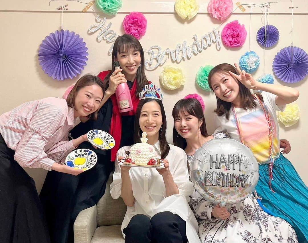 伶美うららさんのインスタグラム写真 - (伶美うららInstagram)「思い出写真〜📸🎂✨  嬉しすぎるし、楽しすぎるし、愉快な仲間が集まると不思議ととんでもない奇跡のような笑いが起こります🤣  お腹が痛いほど笑うなんて..✨ これこそ幸せな時間❣️❣️  全力でお祝いしてくれる同期が大好き❤いつもありがとう🥰  #つぎの誕生日はだれかな 🤩 #UNOメン ❤️ #おばあちゃんになってもよろしくね ☺️✨✨」6月16日 17時21分 - urara_reimi