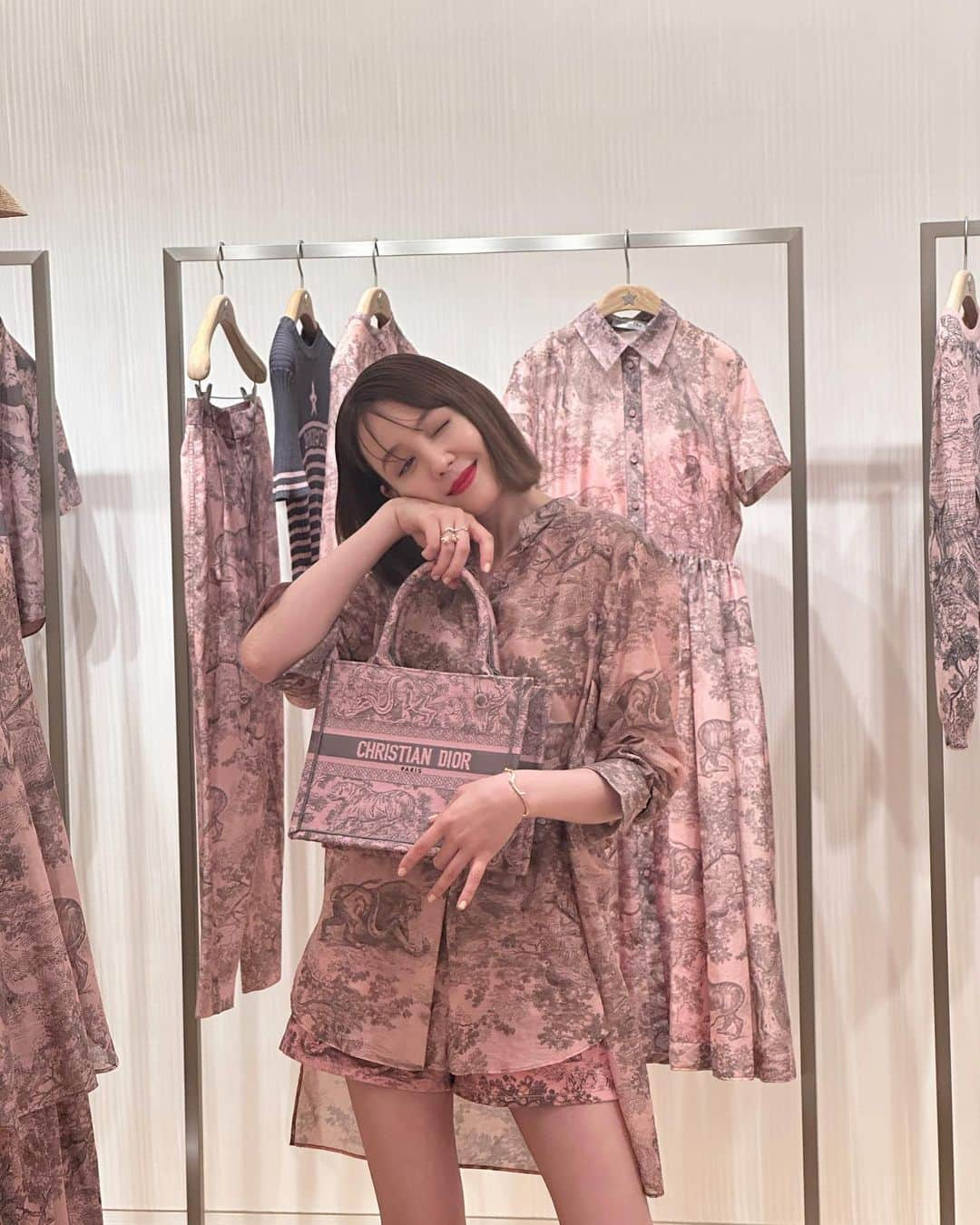 トリンドル玲奈さんのインスタグラム写真 - (トリンドル玲奈Instagram)「@dior 🕊️♡  House of Dior Ginza にて行われている 「ディオリビエラ」のポップインストアへ🐅🦒  虎や猿のモチーフやアンニュイなピンクのお洋服は幻想的な旅を思い起こさせてくれる…🦩♡  カフェ ディオール by ラデュレにもお邪魔して優雅なひとときを過ごさせていただきました  #DIORIVIERA  #cafediorbyladuree #SupportedbyDior」6月16日 17時21分 - toritori0123