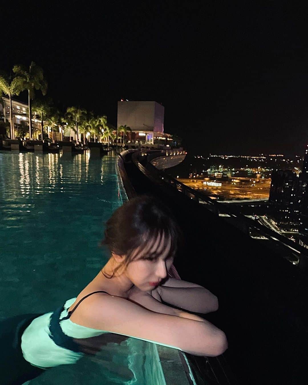 イ・チェヨンのインスタグラム：「진짜 여름이 다가오네요🌴 싱가폴 밤이 참 예뻤는데🤍」