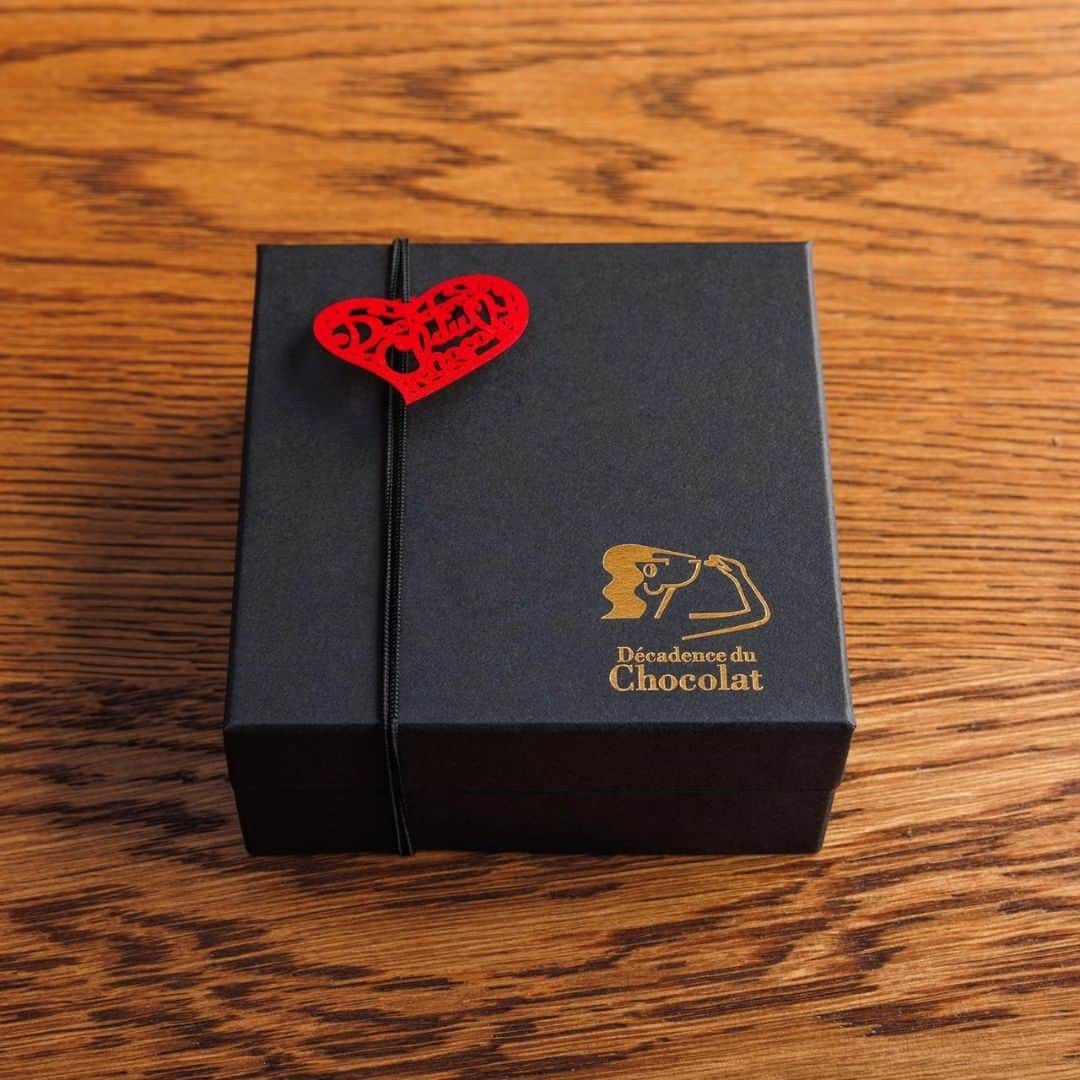 Decadence du Chocolatのインスタグラム：「《Father's day》  父の日ギフト投稿、最終回は「ボンボンショコラ」をご紹介します✨  ショコラティエ達が一粒一粒丁寧に作っているボンボンショコラ。アルコールを使用しているものもあり、大人な味が楽しめます🍷 もちろんお酒が苦手な方でも美味しく食べられるアソートも用意しております！  私のオススメは、芋焼酎とさつまいもの味わいが楽しめる「薩摩」です！⁡ ⁡九粒入り、十二粒入り、二十四粒入りの箱に入っています📦  #decadanceduchocolat  #デカダンスドュショコラ  #父の日」