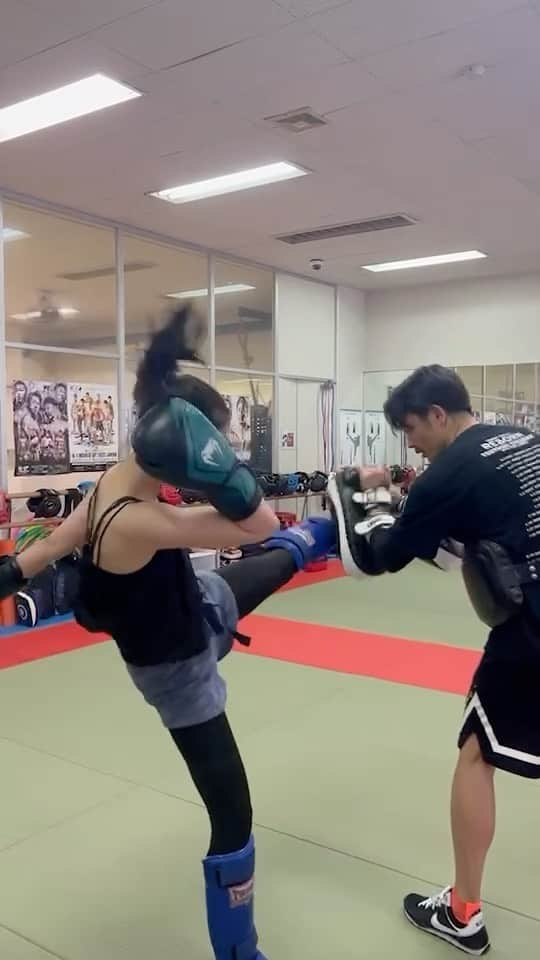 香月ハルのインスタグラム：「梶原龍児師匠のミット打ち🥊 #k1 #k1総本部」