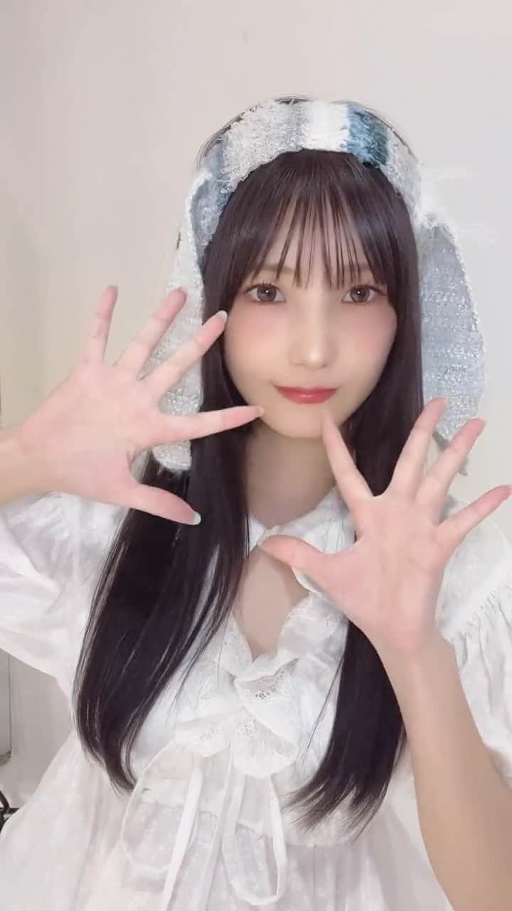 のインスタグラム：「本日LARME 057発売日🩵🫧 表紙はかすちゃん🍣♡ もうcheckしてくれたかな？🐈🤍  かすちゃん( @kasuu_kasu )  #LARME #larmemagazine #larme057 #ラルム #ファッション絵本  #かす #表紙 #LARME」