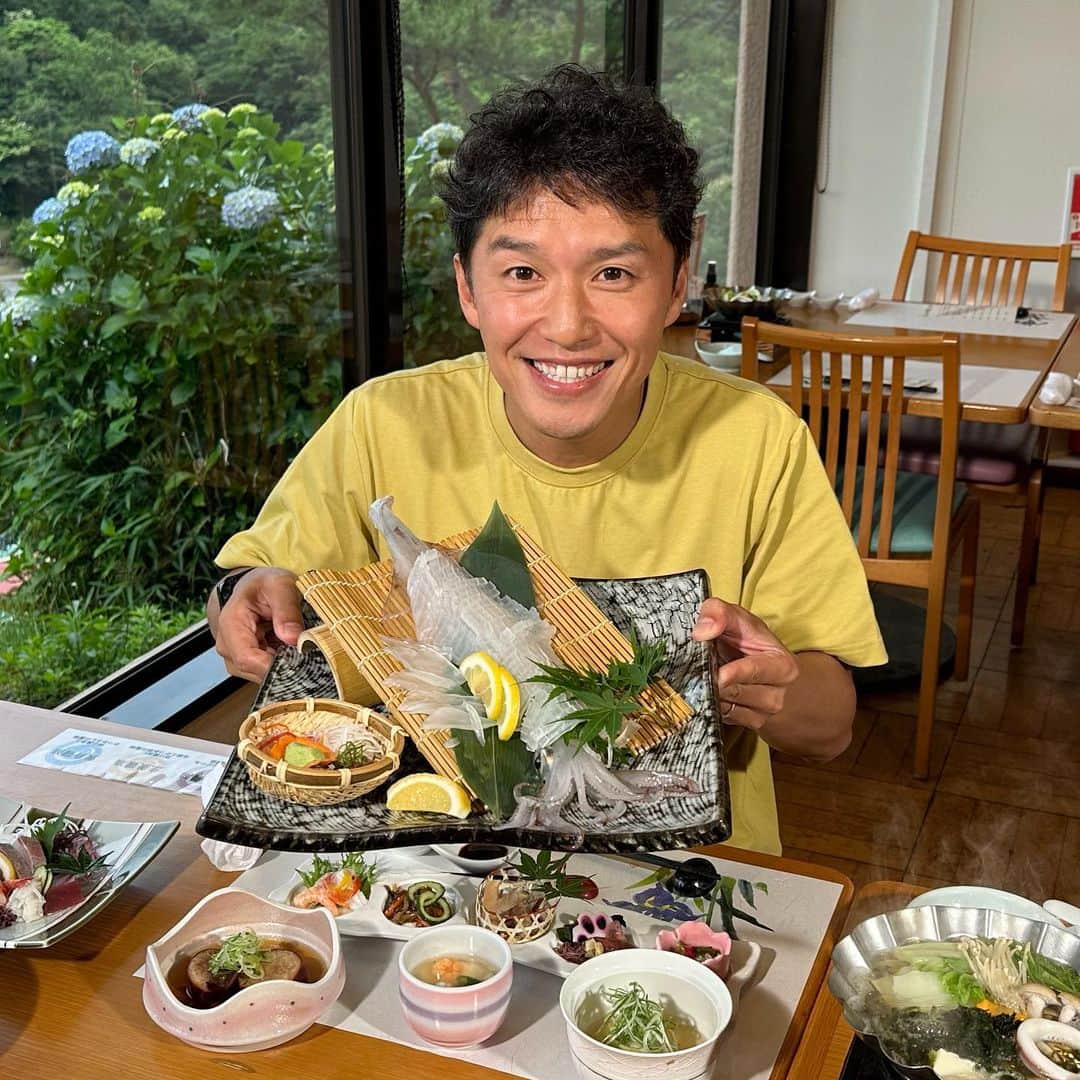 のインスタグラム：「・ 火曜日は休暇村竹野海岸から イカづくしのコース♪  直前まで泳いでいたイカを 捌きたてで出してくれる 剣先イカの活き造り。  甘くて食感が抜群で こりゃ美味い😋  すぐ近くの海は透き通っていて カヌーやシュノーケルも🛶🤿  放送後すぐに 子ども連れてくために 予約しちゃいました♪  #mbs #よんチャンtv  #毎日生中継 #山ちゃん中継 #休暇村竹野海岸 #剣先イカの活き造り」