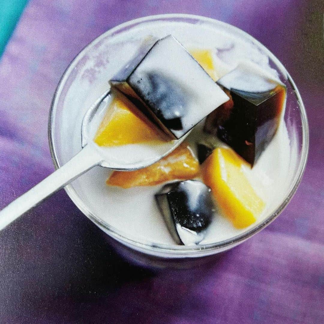 若山曜子のインスタグラム：「【黒糖ゼリーとマンゴーココナツミルク　レシピ】  マンゴー🥭が食べたくなる気温になってきましたね。  この夏はたぶん台湾にはいけないけれど、みなさんとオンラインレッスンで久しぶりに本格的に、台湾の朝ごはんとデザートを作るのが楽しみです🎵  ※※台湾の朝ごはんとデザートオンラインレッスン新規のお申し込みについて※※ ⇒明日の夜21時から、オンラインストアにて開始となります。（インスタのプロフィールにリンクをつけておきますね。）  台湾マンゴーではないけれど、先週あたりからタイ産のマンゴーが近くのスーパーでなかなかお安く売られています。買ってみたら繊維もなく甘くて美味しい。（産地名が覚えられないんですが、、）  梅雨時は少しパンチの効いたエスニックものが食べたくなるので，今夜はタイ料理するとして、デザートはマンゴーを使うことにしよう。  昨日美味しい黒砂糖をいただいたので　#作っておける前菜、ほうっておけるメイン　より、お気に入りのエスニックデザートを。  必要なのは黒糖とココナツミルク、後マンゴー。なければセブンの冷凍マンゴーでも美味しいです。  黒糖は日本の砂糖ですが、素朴で力強いコクがココナツミルクやマンゴーによくあいます。どことなくエスニック、なお気に入りの組み合わせです。  【材料】 黒砂糖80g 粉ゼラチン1袋（5g （水大さじ1と1/2でふやかす）  マンゴー　1こくらい？ ココナツミルク　適量  小鍋に黒砂糖、水220mlをいれて中火にかけ砂糖が溶けたら火を止め、ふやかしたゼラチン入れて溶かす。タッパーやバットにいれて固まるまで冷蔵庫で冷やす。  カットしたマンゴーと一緒にグラスに入れてココナツミルクを注ぐ。  写真　木村拓 スタイリング　池水陽子」