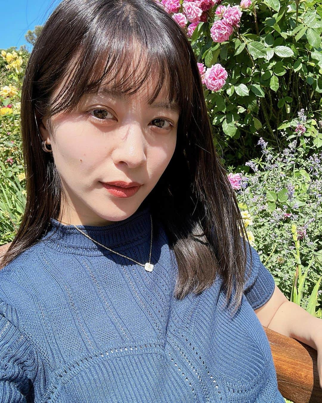 佐藤あやのインスタグラム：「今回持ってきたアクセサリー達。 手持ちのアクセはゴールドばっかり✨ 何年も大切に使っているものから最近買ったものまでお気に入りを連れてきました🤍  ヨーロッパの旅も今日で最終日（はやっ） まだあと2週間くらいいたい〜🥹 バタバタすぎてインスタも全然更新できてなかったけどいっぱい載せたいものあるので頑張ります❤️‍🔥  #jewelry#accessory#thialh#Kalevala#mariha#yvette#hereditas」