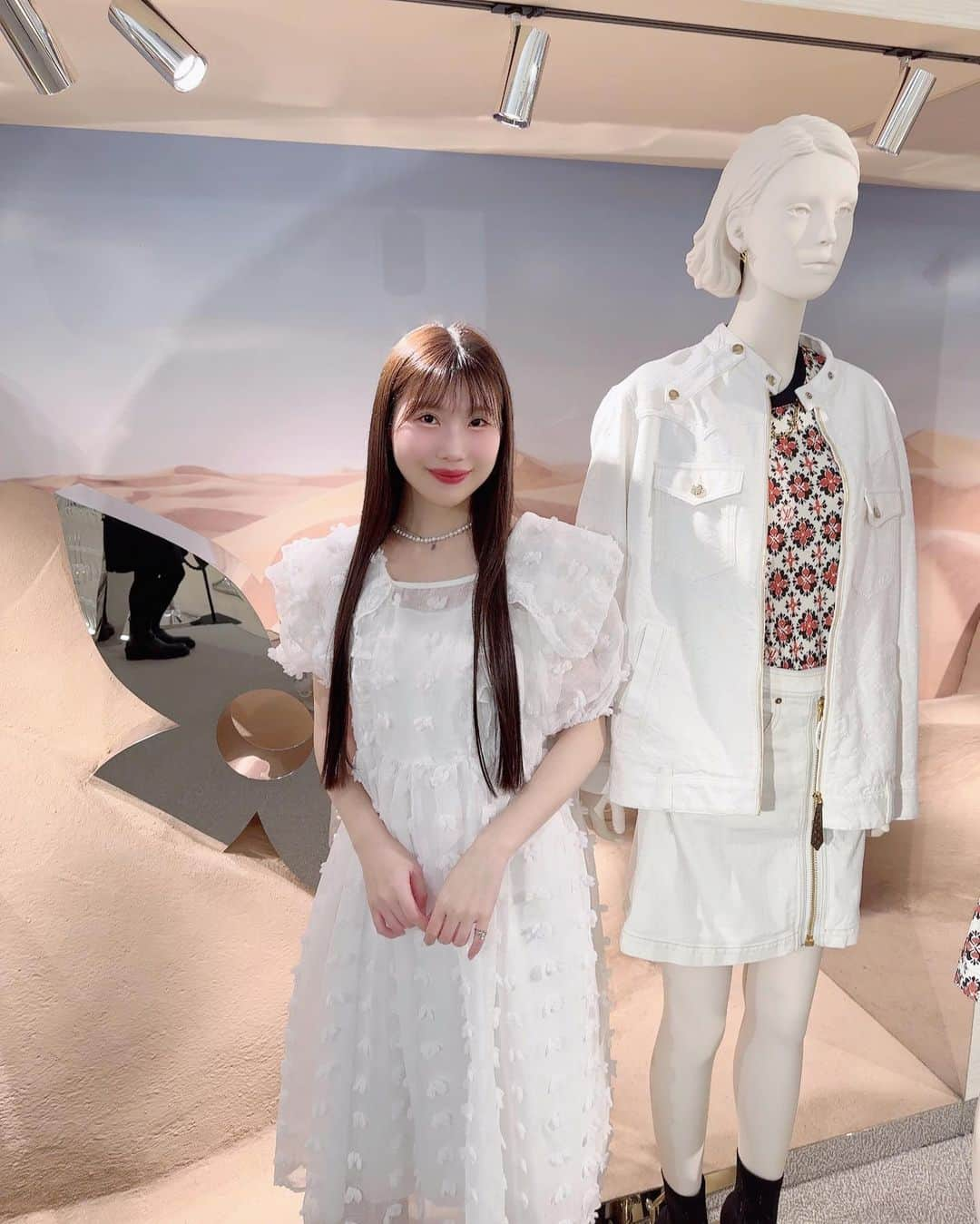 月森世菜さんのインスタグラム写真 - (月森世菜Instagram)「Cute white Vivienne♡ Louis Vuitton pop-up store at Central Embassy  #LouisVuitton @louisvuitton  ♡ ♡ ♡  白いヴィヴィエンヌのマスコットが可愛いかった♡  #ルイヴィトン」6月16日 17時41分 - seina.tsukimori