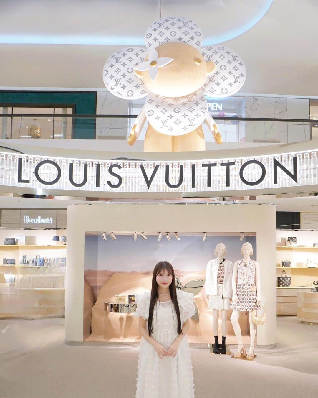 月森世菜さんのインスタグラム写真 - (月森世菜Instagram)「Cute white Vivienne♡ Louis Vuitton pop-up store at Central Embassy  #LouisVuitton @louisvuitton  ♡ ♡ ♡  白いヴィヴィエンヌのマスコットが可愛いかった♡  #ルイヴィトン」6月16日 17時41分 - seina.tsukimori