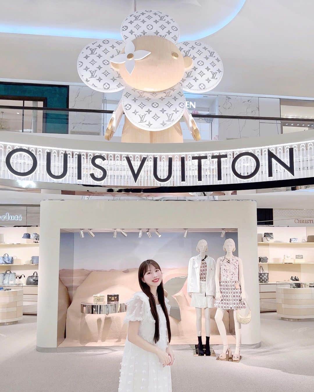 月森世菜のインスタグラム：「Cute white Vivienne♡ Louis Vuitton pop-up store at Central Embassy  #LouisVuitton @louisvuitton  ♡ ♡ ♡  白いヴィヴィエンヌのマスコットが可愛いかった♡  #ルイヴィトン」