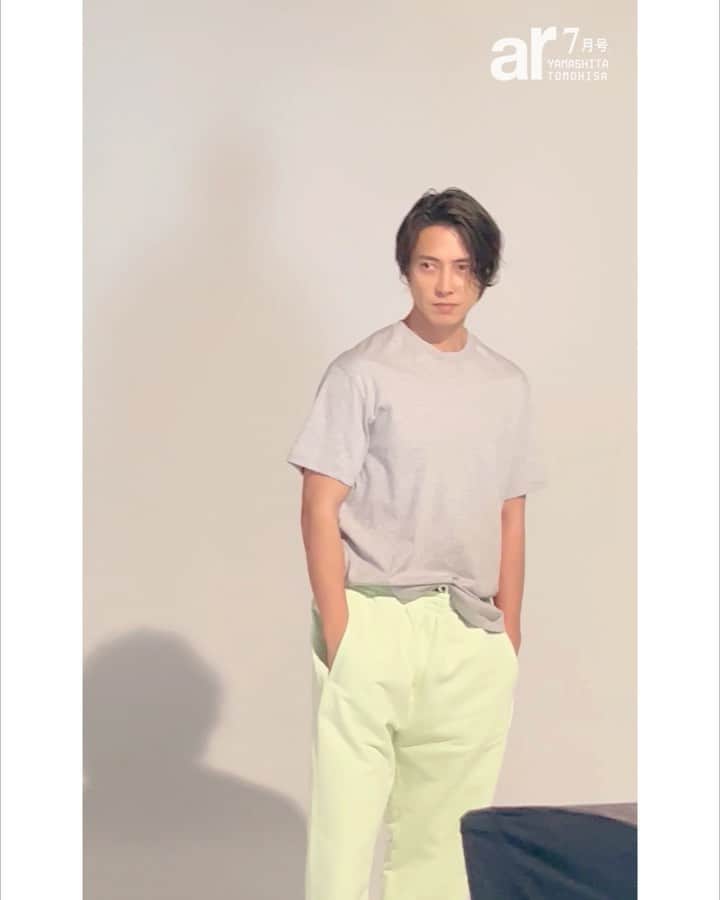 のインスタグラム：「＼大好評発売中🍀ar7月号／ はにかむ姿も圧巻の🫶美🫶!!  山Pこと、山下智久さんがカバーを務める7月号は もうチェックしてくれましたか？♡  彫刻のようにしなやかでなめらかな筋肉美と 衝撃的小顔の超絶ビューティフルバランスに 目を奪われること間違いなしです🥹💚  まだ手に取っていない方は 今週末のおうち時間のお供にぜひ♡🫧  #山下智久 #山P #tomohisayamashita #ar7月号 #ar #armagazine #trend #beauty #イケメン #美男子 #SEEHEARLOVE #SHL」