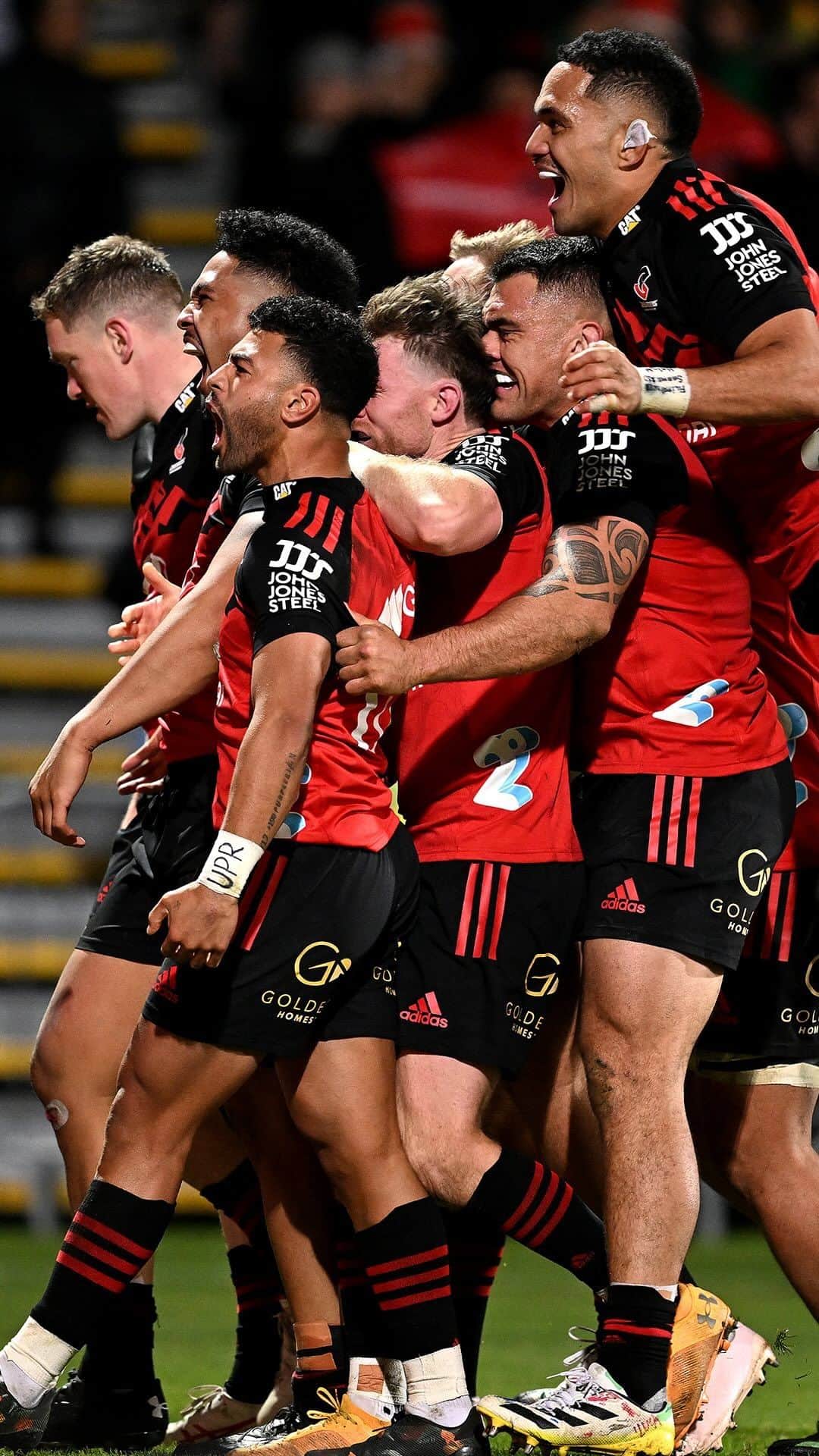 Super Rugbyのインスタグラム：「He does it again 😮‍💨  @leicester_f makes it 13 tries for the year!  #CRUvBLU #WelcomeToYourSuperStage #SuperRugbyPacific」