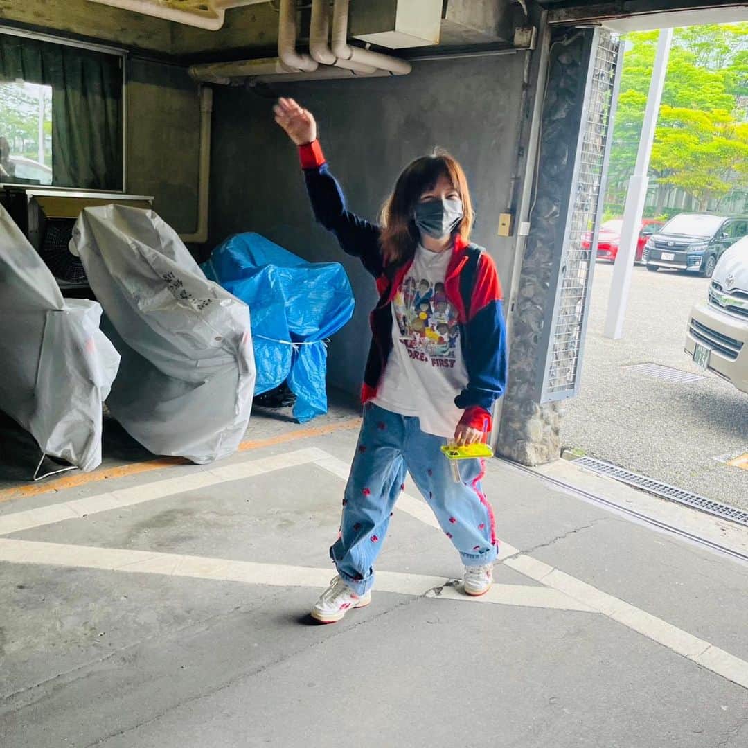 aikoのインスタグラム：「新潟ライブりぶりぶりー。 強めと強めのぶりかり合い🤜🤛 楽しかったし変でした笑  またすぐにやりたいです。  新しい日々をみんなが作ってくれて感謝でいっぱいです！ 本当にありがとうございました。  またクイズしようねー✌🏻」