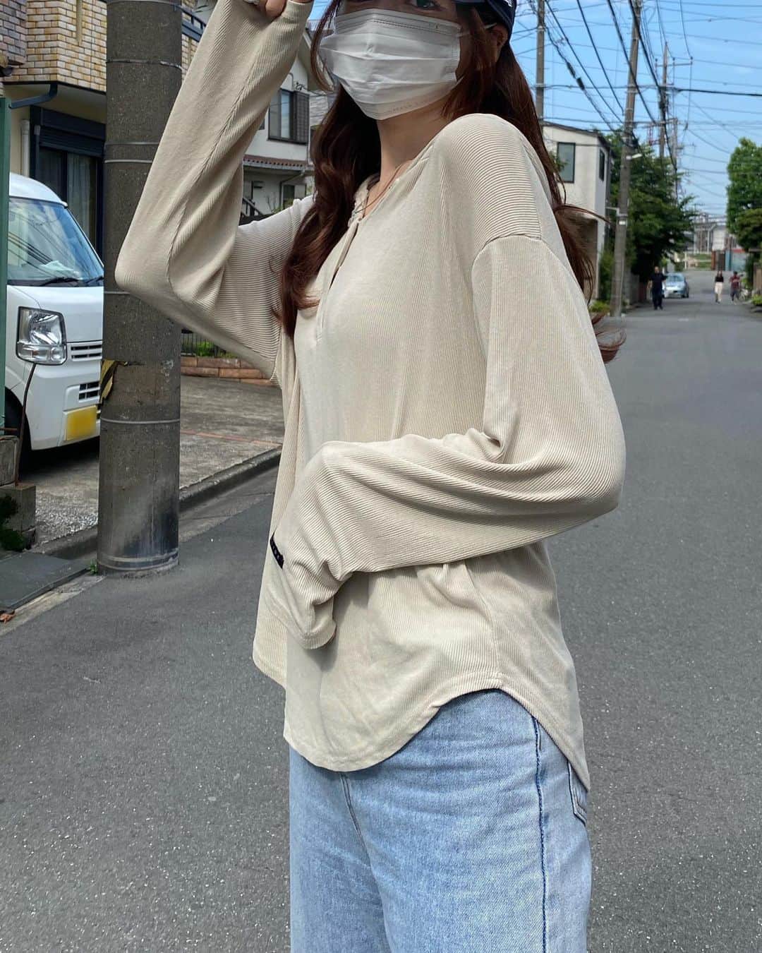 Rinaさんのインスタグラム写真 - (RinaInstagram)「브이✌️夏はシンプルな服を選びがち。（いや、いつもだろって感じだよね）  シンプルなんだけど形が今っぽかったり、着心地が良かったり、そういうのが好き☺️ #Rinaすたいる のタグで私の服が見れるので良かったらぜひ🤍  tops @bei_delli_jp  pants 韓国で買った shoes @p31_japan」6月16日 17時38分 - 94_someday