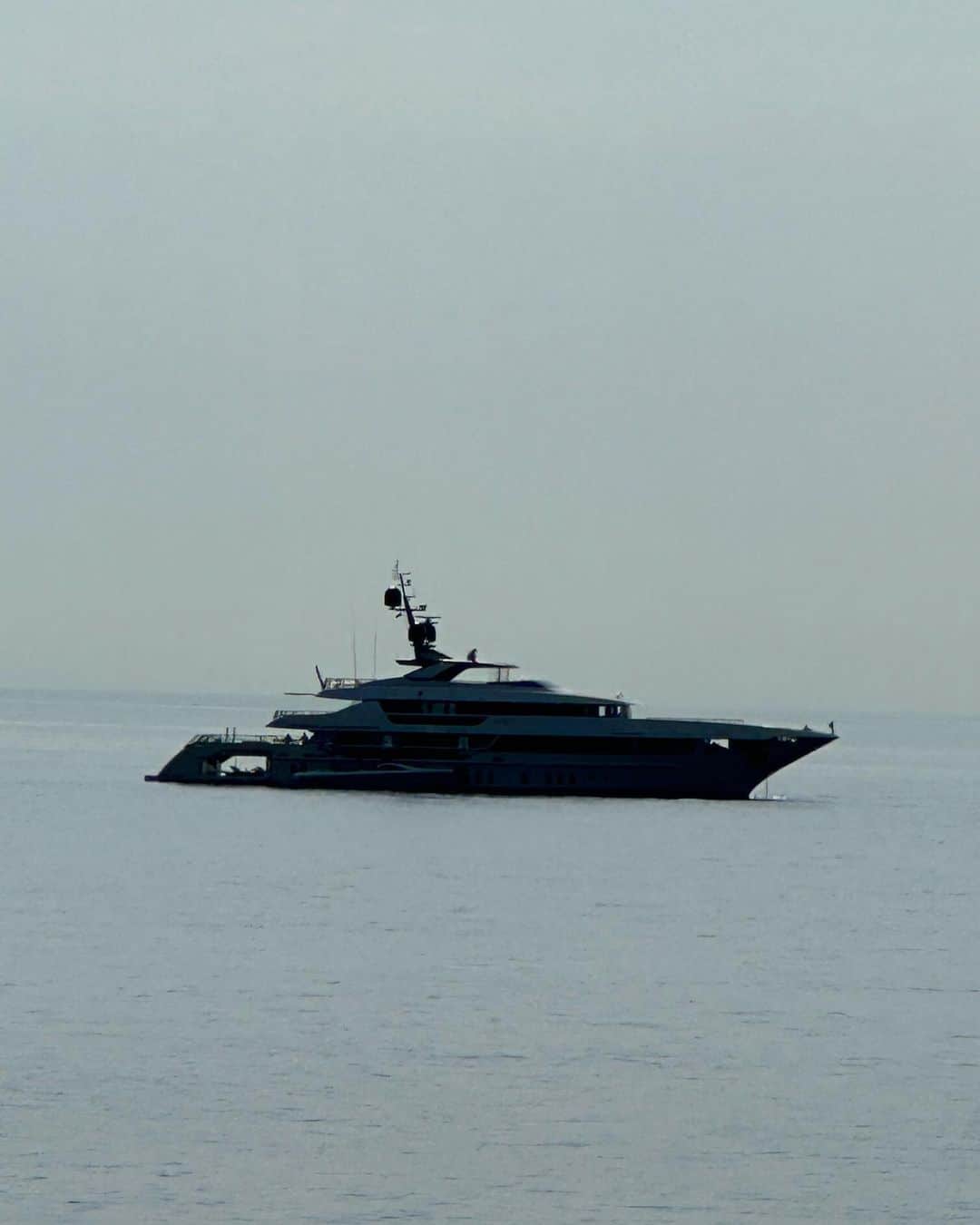 エリック・ウィンターさんのインスタグラム写真 - (エリック・ウィンターInstagram)「I’ll just place my boat right here thank you… 😂🛥️ it’s not the size that mat…. Or is it 🤷🏼‍♂️ morning stroll in Monte Carlo. #therookie #montecarlotvfestival」6月16日 17時39分 - ebwinter