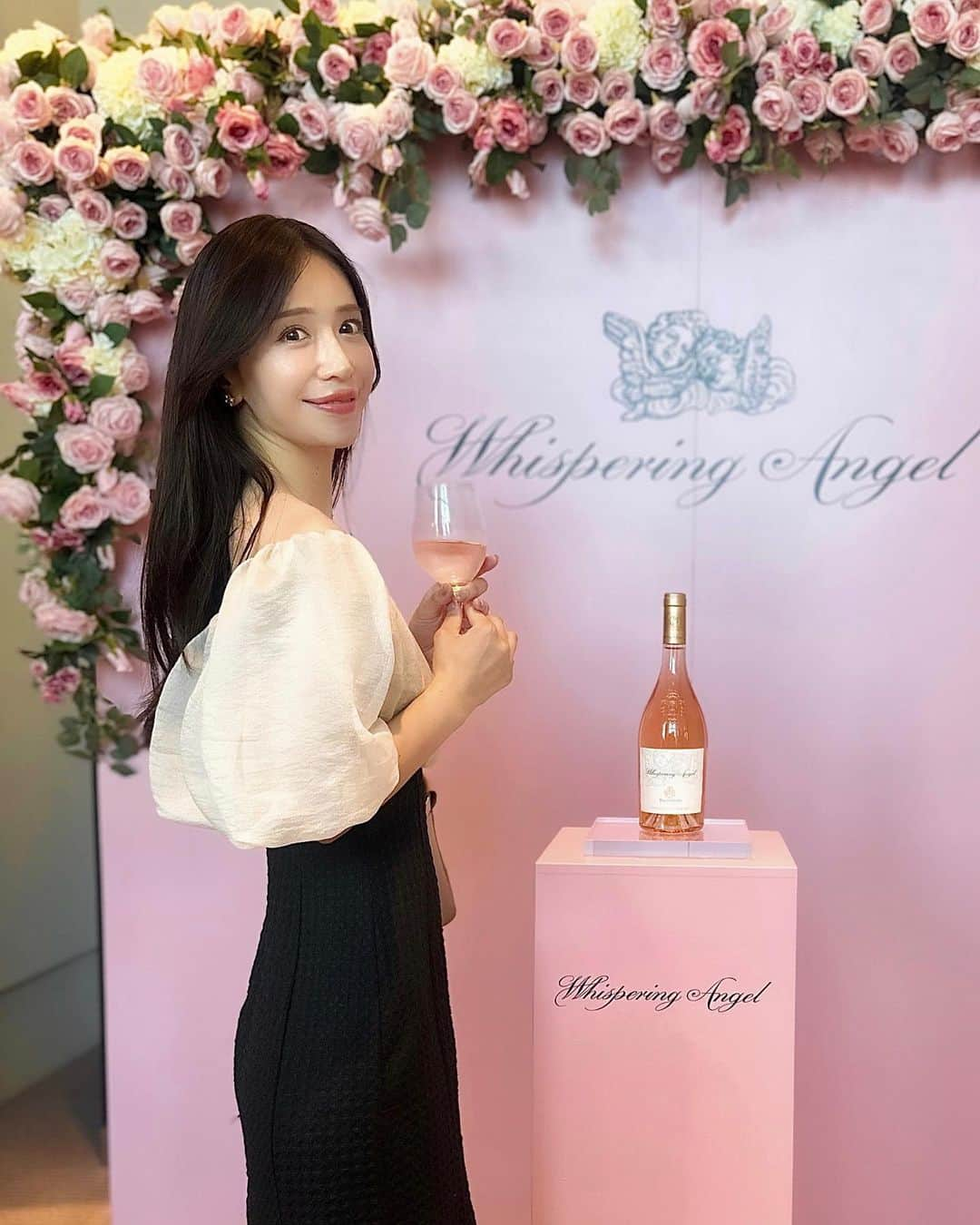 丸山悠美のインスタグラム：「CHÂTEAU D’ESCLANS Whispering Angel 2022 Vintage & The Pale Launch Dinner  ローンチディナーにお招きいただき フランス・プロヴァンスの世界最高峰のロゼと お料理のペアリングを楽しんで来ました🥂  前菜からメインまで相性が良くて 滑らかな飲み心地。 余韻のミネラル感が好きです💓  お魚に合わせたい日はもちろん 暑い日にキンキン冷やしてさっぱり飲んだり グラス一杯だけで満足したい時 そんな時はロゼ！  素敵なお時間を過ごさせていただいた事 感謝致します💓  @thewhisperingangel @thepale #ChateauDesclans #シャトーデスクラン #ロゼワイン#Hostedby #DrinkResponsibly #WhisperingAngle # ウィスパリングエンジェル #ThePale #ザペール」