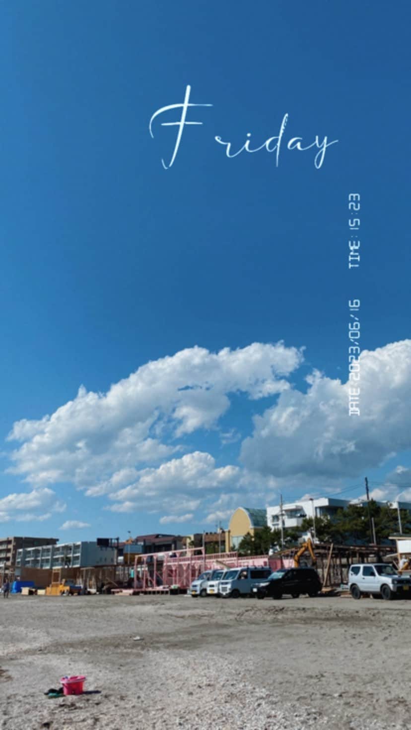 坪田あさみのインスタグラム：「6月末には逗子海岸は海開きです！ （地元民はすでに水着で泳いどるけどな🤣） ビーチは海の家が半分ぐらいできてました🙌🏼  私は今日仕事中、頭痛がひどくて 深呼吸しに海で光合成してきました☺️ 皆さまも疲れた時は気軽にたそがれに来てね。  渋谷恵比寿から電車で１本１時間です⛱ （鎌倉、葉山とのハシゴも最高ね👍🏼）」