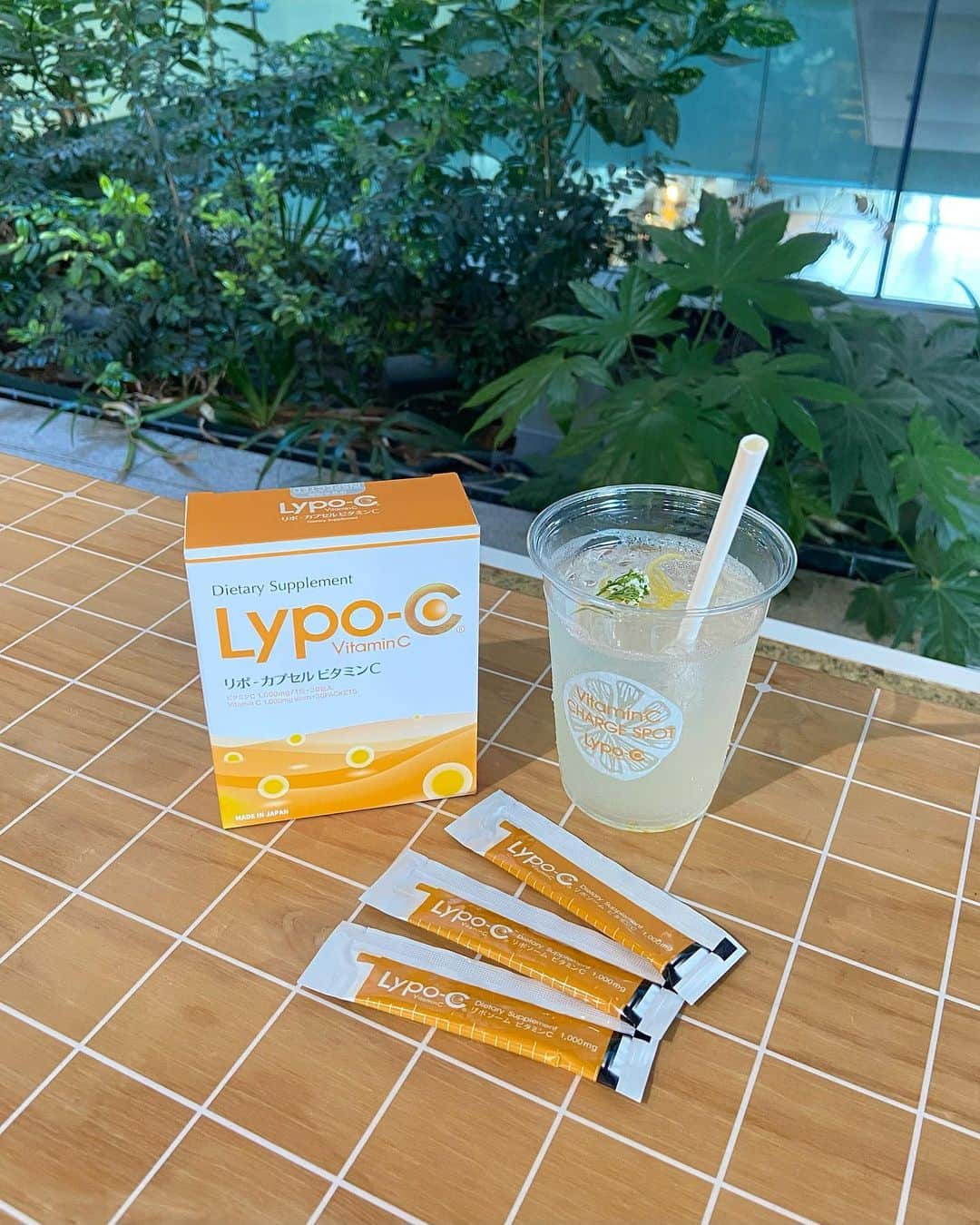 中村真凜のインスタグラム：「Lypo-CのPOPUPに行ってきました🍋 ・ Lypo-Cは吸収率にこだわった国内製造の リポソーム化された液状のビタミンCサプリメントなの！ ビタミンCは、体外へ排出されやすい特徴を持っているから摂取量より「吸収・浸透量」が大切らしい！ 夏に向けてビタミンCが必要だからインナーケア頑張るぞっ🌻  ・ 今原宿のWITH HARAJUKU 3Fカフェスペースにて 6/16〜6/18 10:00〜18:00 で開催してます📢 (本日は19:00まで開催中) レモネードドリンクがとっても美味しかったので 是非気になる方は行ってみてね〜っ🤍 @lypo_c_official  ・ #Sponsored #LypoC #ビタミンチャージスポット #ビタミンC #日焼け対策 #インナーケア #美白ケア」