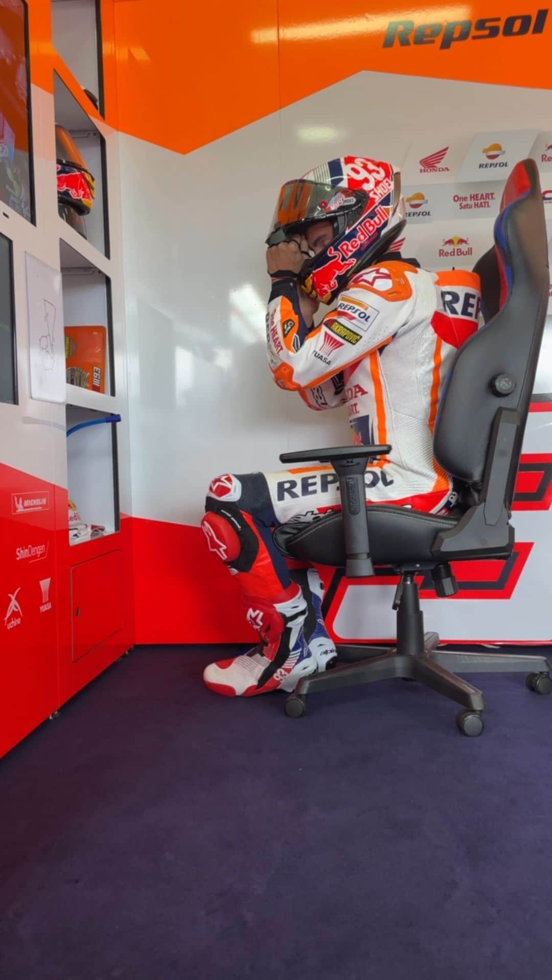 レプソル・ホンダのインスタグラム：「#DripCheck  The 2021 #GermanGP helmet is back 😎」