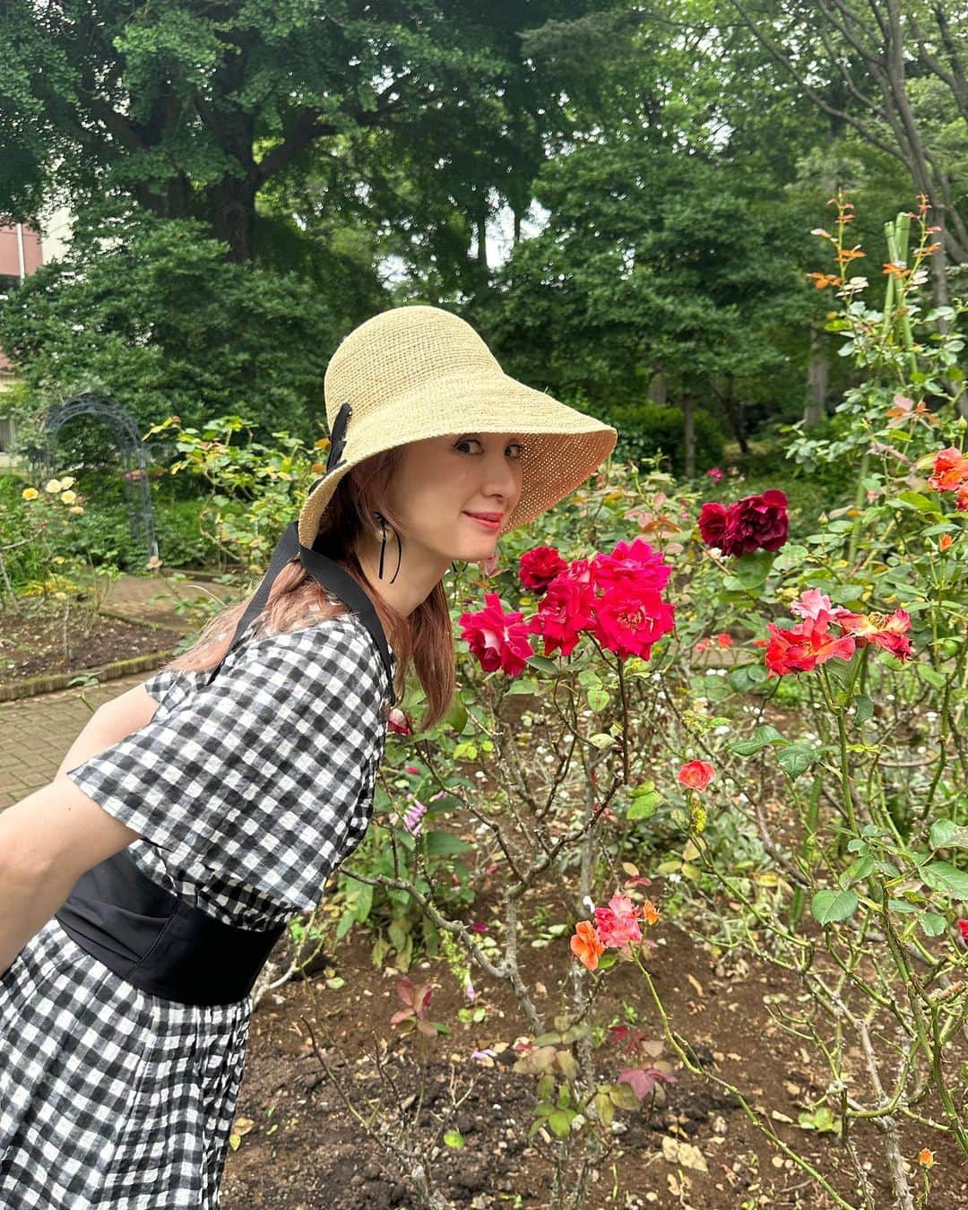 SHOKOさんのインスタグラム写真 - (SHOKOInstagram)「At the Rose Garden ②🌹June 2023✨ dress @sforshoko  hat @helen_kaminski」6月16日 17時45分 - shoko_london