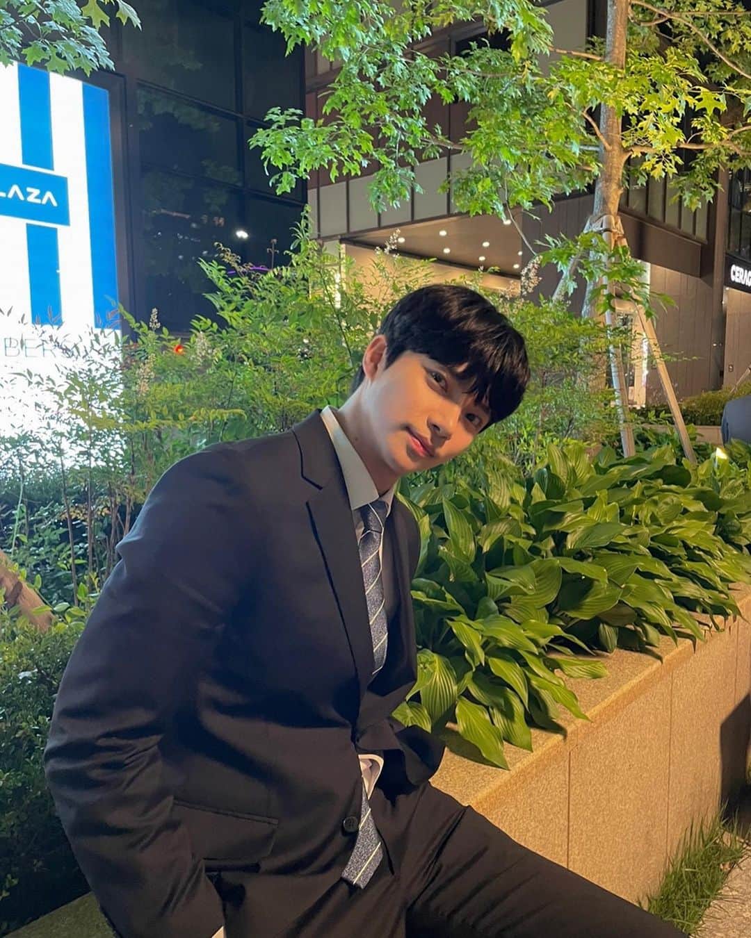 オ・スンユンのインスタグラム：「🕴️」