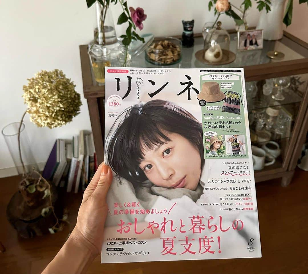 高山都さんのインスタグラム写真 - (高山都Instagram)「背も足りない、バランスもよくない、顔には無数のそばかす。 それでも、わたしはモデルという仕事で、なんとか20年ちょっと元気に生きている。  時に、傷つくことを言われることがあっても、その言葉に振り回される時間が勿体無いと、あの頃から思い続けてる。  私が私を認めて褒めてあげる。 これが、勇気や冒険を選ぶ第1歩になると信じているんです。  見た目だけじゃない。  誰にだってコンプレックスはあると思う。 だけど、まずは自分が自分を肯定して信じてあげる。 これが、前向きに、強く明るく健やかに人生を拓いていく基本のフォームなんだと信じています。  コンプレックスはチャームでカバーできちゃうの。 だから、長所を一生懸命努力して磨くこと！ 心無いひと言に(言った方は、責任持って言ってないことが多いし)傷ついて立ち止まってる暇はない。 人生はあっという間です。  @liniere_tkj でのエッセイの連載も5回目です。 今回の題名は「そばかす」  毎回、2000字近く書くので、難産なのだけど、書くのはとても好きです。 想いが強くなりすぎて、最後が締まらず考えていたら、この曲を思い出した。 子供の時母に教わったキャンディキャンディの歌。  "そんなとき　こういうの　かがみを　みつめて わらって　わらって　わらってキャンディ なきべそなんて　サヨナラ　ね"  今回から、連載チームに夫の安井達郎がカメラマンとして参加です。 @tatsuroyasui  誌面で、共演できるのがとても嬉しい。 ヘアメイクは山田大輔さん @cakedaisuke  スタイリングはわたし。 本文から20年経った、今のわたしとそばかすを表現しました。 いい撮影でした。  よかったら、リンネル8月号、読んでみてください。  この写真お気に入りで、アイコンにもしてしまいました😉」6月16日 17時50分 - miyare38