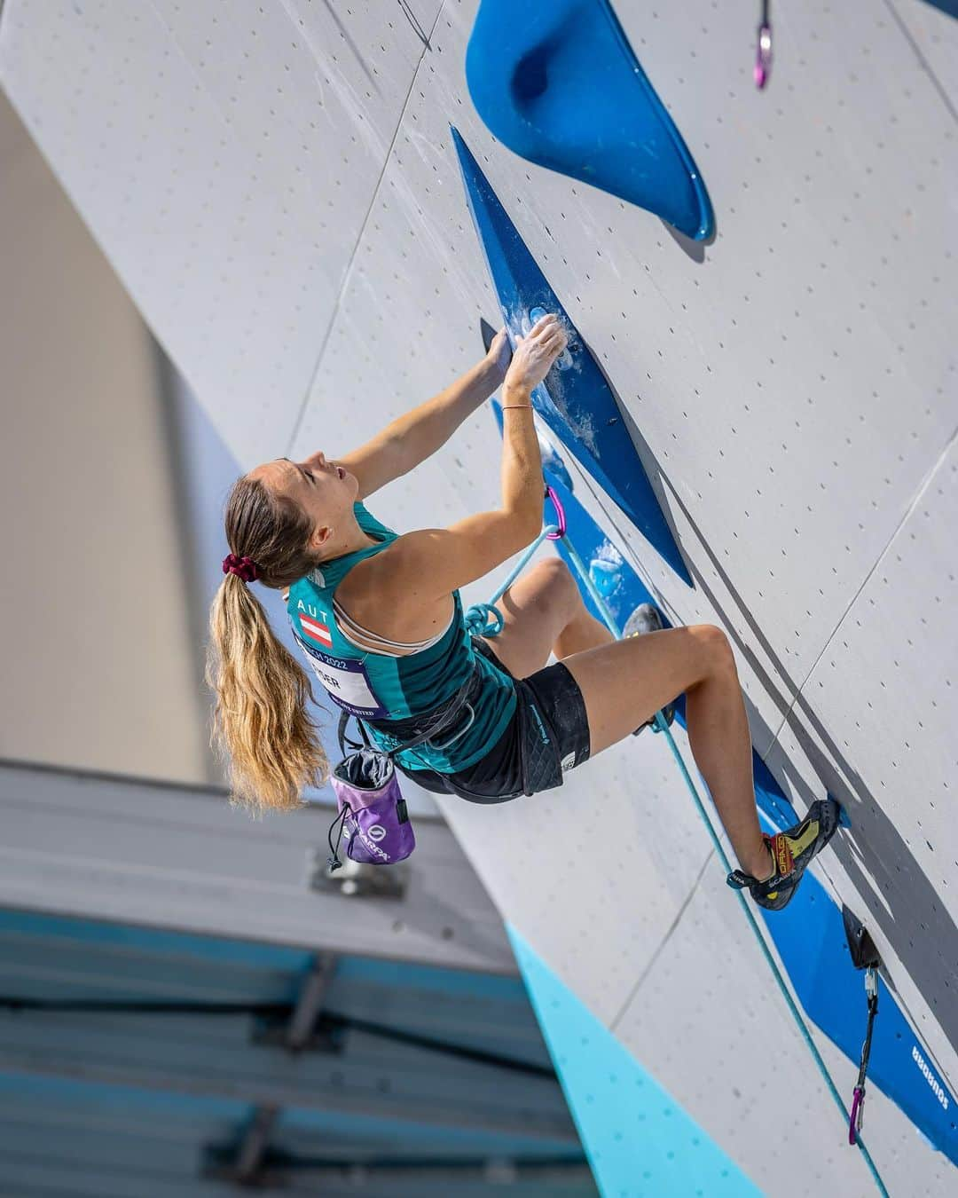 ユリア・フィシェルのインスタグラム：「First Lead worldcup of the season starting tomorrow in Innsbruck! 💥 at the moment I'm just super happy and relieved that my finger is feeling good again, swipe to see what it looked like only 2 weeks ago 🤯😮‍💨 Let's bring it on now 🥳 📷 @janvirtphotography // ECH Munich '22 . . @scarpa_at @rewhiteclimbing @austriaclimbing @olympiazentrumtirol #climbing #competition #worldcup #ifscwc #training #fitness #climb #klettern」