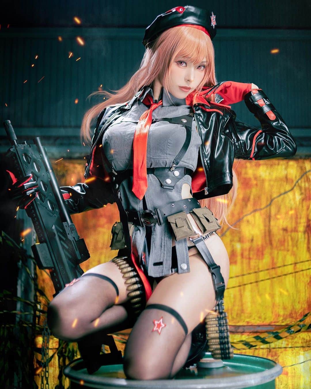 のインスタグラム：「Rapi is waiting for you Commander.🫡 Full 15p in this month set A💌 ✧～✧～✧ 指揮官、お守りいたします。 本月のAセットには、15枚の写真が収録されています💌  ✧～✧～✧ 「指揮官，我會守護你!」  這週你也很了不起的戰鬥到週五了呢！（擊掌  完整寫真組(15p)收錄在本月A組✨  #ely #elycosplay #cosplay #nikke #nikkecosplay #ニケ  #rapi #ラピ」