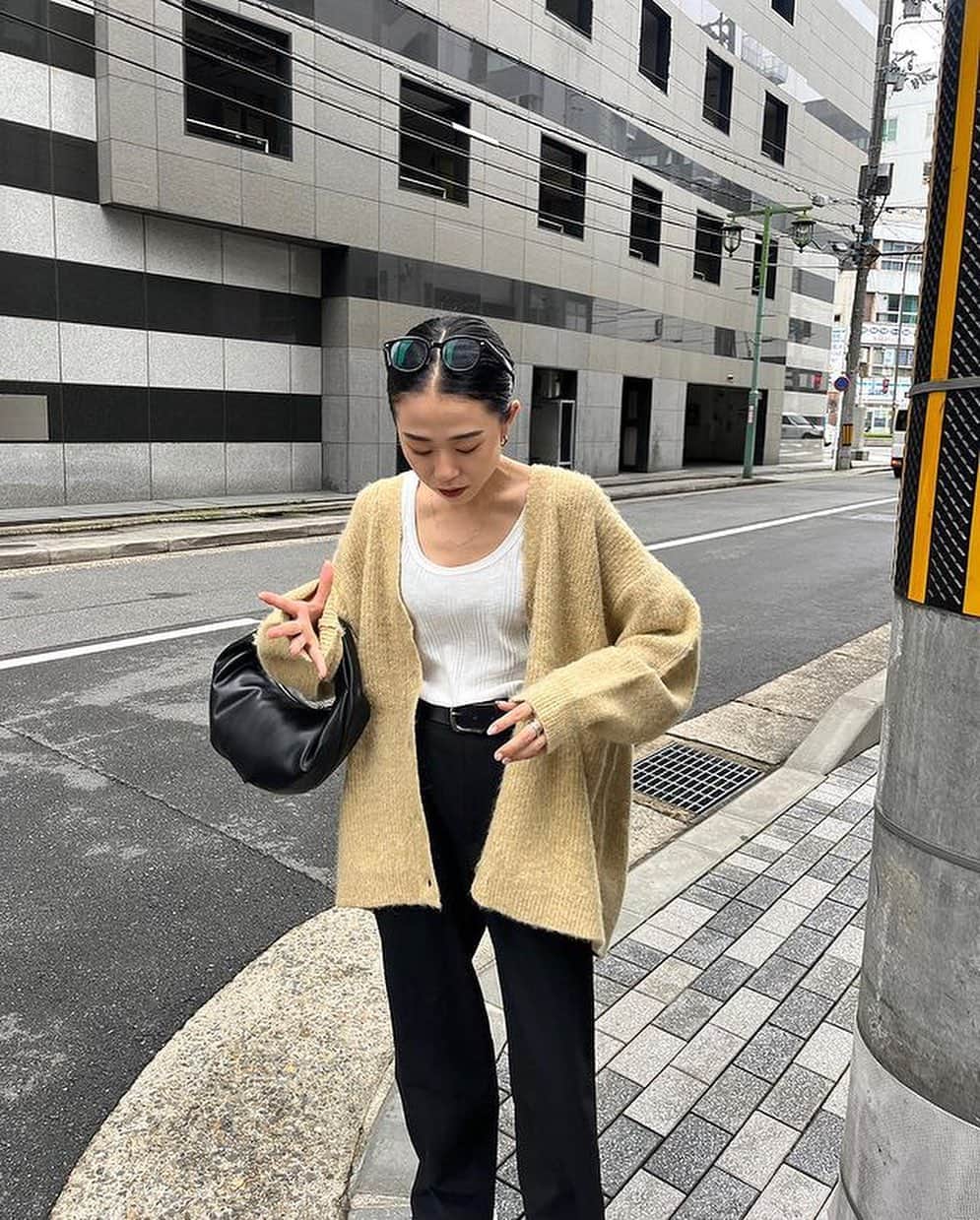 Ungrid staff snapのインスタグラム：「@ami_fujino_ 155cm  #カラールーズニットカーデ ¥7,150(tax in) オフホワイト/グレー/ピンク/イエロー/グリーン/ブラウン  ルーズなサイズ感がカジュアルで可愛いカラーガーデ💛  ざっくり編まれたゆるっとシルエットで、大きめのマーブルボタンも可愛いUngridらしい一着。 カラバリも豊富なのでイロチ買いするのも😉💫  ___________________________________ 下記 アカウントTOPページリンクより 各サイトをご覧下さい🔗  RUNWAY channel▶︎ @ungrid_official ZOZOTOWN▶︎ @ungrid_staffsnap  #Ungrid #ungrid_official #ungridコーデ #アングリッド #カジュアルコーデ #カジュアル #シンプル #シンプルコーデ #カラーガーデ #カーデ #カーディガン #カラバリ」