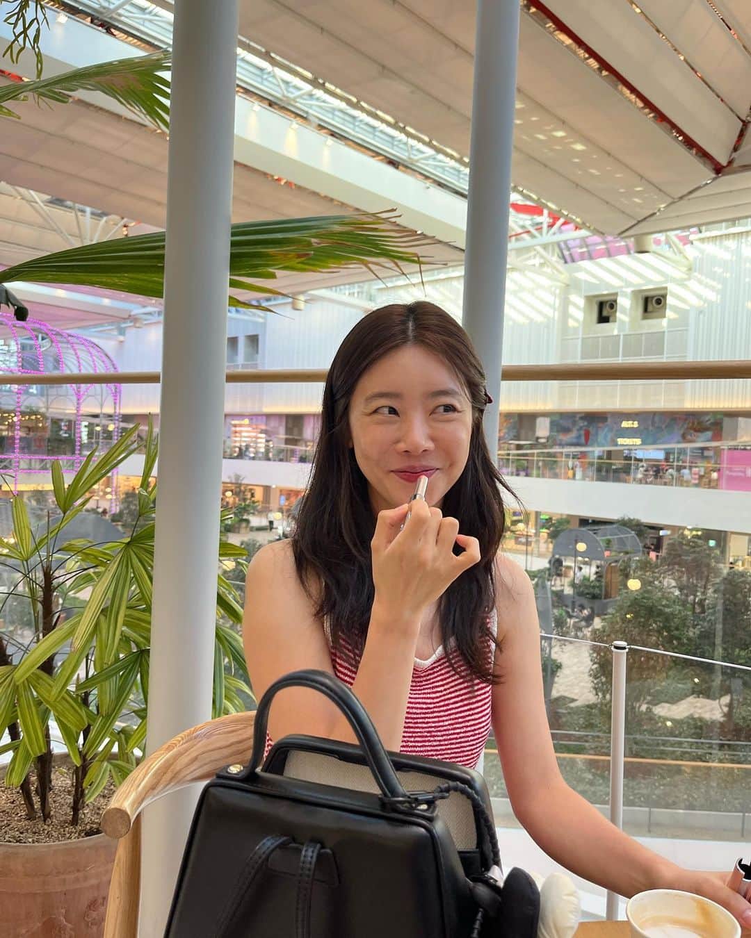 ソジン のインスタグラム：「꽃 좋아하네 나 🌼」