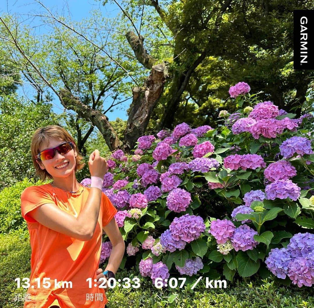 西谷綾子のインスタグラム：「🏃‍♀️ 綺麗な紫陽花に癒されるね〜🥰 久々の太陽〜☀️暑いけど嬉しいー！ 明日、明後日は30度超えにビックリ😳  蒸し暑く寝苦しい夜がやってきますね。 暑さはもちろん、湿度が高いのも 寝苦しい原因になります😱😣  寝室の建材や寝具に熱がこもっていると 汗が蒸発せず、深部体温が下がらず深い睡眠が得られない。  ここで快眠ワンポイントアドバイス👩‍🏫💡 ( #睡眠改善インストラクター西谷綾子 )  ①帰宅したら寝室の熱気を取るため窓を開け、換気。 枕を裏返したり寝具をめくってこもった熱と湿気を逃がす。  ②眠る30分〜1時間前になったら エアコンを25度程度と低めに設定。 先に寝室や布団を冷やしておく。  ③眠る時には28度程度の設定に変える。 タイマーにするなら3時間がオススメ！ 最初の3時間を深く眠らなければ、 どれだけ眠っても疲れは取れない。 この大事な時間帯に目を覚まさないように!! 睡眠の後半からつけるなら、一晩中つけている方が良い👍 私はドライで一晩中つけてることが多いかな。  ※個人差があるので設定温度や冷房orドライ どちらが良いかは自分が快適に過ごせるほうで🙆‍♀️  眠る時にエアコンをつけるのでは遅いのではやめに！  #快眠ワンポイントアドバイスでした☺︎ #蒸し暑く寝苦しい夜 #ぐっすり眠れる方法 #エアコンの上手な使い方 #睡眠 #快眠」