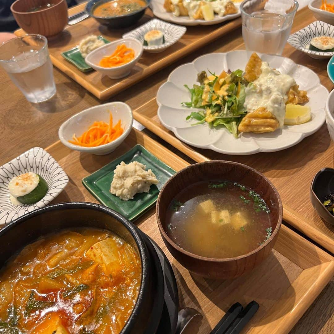 馬場健太さんのインスタグラム写真 - (馬場健太Instagram)「至福な帰福🍜 食べまくりで幸でした🫶🏻  ここで謎かけを１つ。  福岡旅行とかけまして 昔厳しかった先生と解きます  その心は  気づけば丸くなっているでしょう。  いつかは福岡に店舗作って、毎日ラーメン食べたいな🍜 さあ東京帰ってがんばるぞ〜  #福岡旅行 #福岡カフェ #天神カフェ #福岡グルメ」6月16日 18時00分 - kenken_baaaa