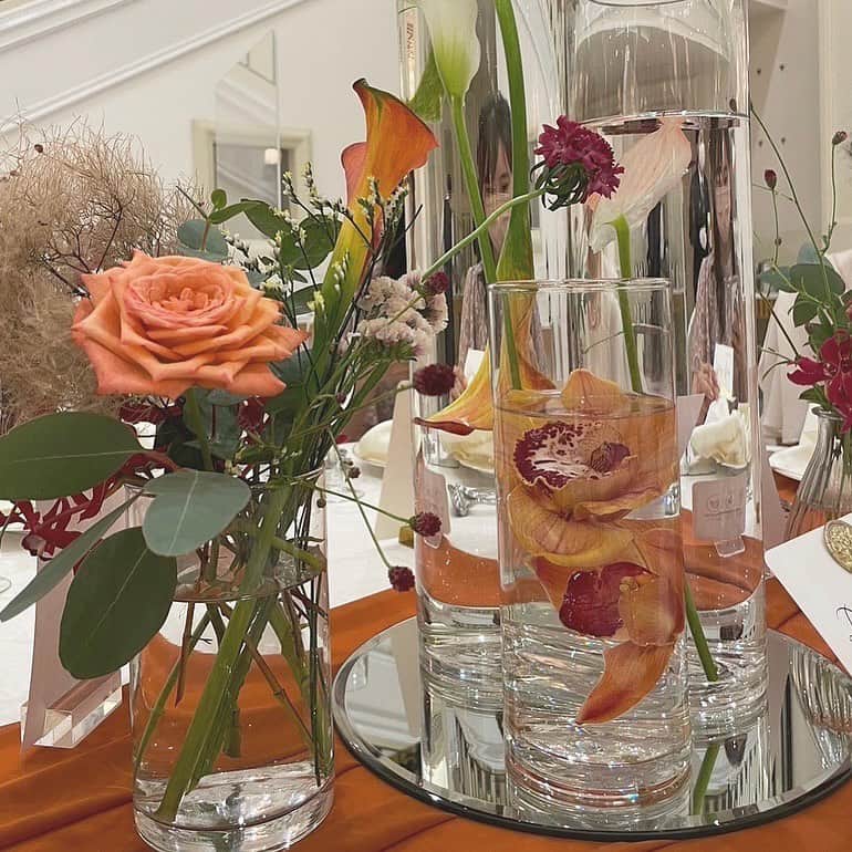 ゼクシィさんのインスタグラム写真 - (ゼクシィInstagram)「. 【こだわり満載！"テラコッタカラー"のテーブルコーディネート】 . テラコッタカラーの ランナーをポイントにした ゲスト卓の装花アレンジ🌷  バリエーションは４つ ・花器多め ・水中花×鏡 ・花器にお花をつめる ・ボックス型花器  花器はガラス製をセレクトし コーラル系の花材を中心に テラコッタのランナーとの 統一感も意識！  こだわりが強すぎて、 打ち合わせが３時間も オーバーしてしまったんだそう  折り方にもこだわったナプキンなど ぜひ細部までチェックしてみてね😆✨  @ay_wedding15 さん . +♥+:;;;:+♥+:;;;:+♥+:;;;:+♥+:;;;:+♥+:;;;:+♥ . プロポーズから結婚式まで素敵なお写真募集中！ . ゼクシィ公式アカウントでお写真を紹介してみませんか？ 【#ゼクシィ2023】 を付けて投稿してください♡ . +♥+:;;;:+♥+:;;;:+♥+:;;;:+♥+:;;;:+♥+:;;;:+♥ . ▼公式アプリもCHECKしてね ゼクシィアプリはURLから @zexyrecruit  #ゲストテーブル装花#ゲストテーブル装飾#テーブルナンバー手作り#水中花  _ #プレ花嫁#結婚式準備#花嫁準備中#結婚式レポ#2023夏婚#2023秋婚#2023冬婚#2023秋婚プレ花嫁#2023冬婚プレ花嫁 _ #ゼクシィアプリ#ゼクシィ」6月16日 18時00分 - zexyrecruit