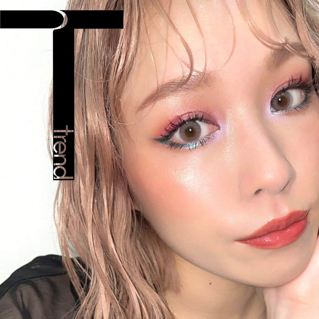 M∙A∙C Cosmetics Japanさんのインスタグラム写真 - (M∙A∙C Cosmetics JapanInstagram)「コントラストの効いたカラーを組み合わせて大胆でポップな #COLORCLASH メイクにトライ🎨 カラフルに、クリエイティブに。新しい自分になって新たな世界へコネクトして✨ #MACTrend  ＜ルック使用製品＞ ＊EYES ■コネクト イン カラー アイシャドウ パレット x 6: ローズ レンズ ディーエム ミー (アイホール) ピンク ネット (目頭、目尻のキワ) キュート オン ミュート (眼球の上) ■M·A·C カラー エクセス ジェル ペンシル: プール シャーク (アイライナー) ■ダズルシャドウ リキッド: ダイヤモンド クランブルズ (下瞼の黒目下と目頭) ■エクストラ ディメンション アイシャドウ: レディ トゥ パーティ (目頭)  ＊LIPS ■パウダー キス リップスティック: ブリック スルー (中央) ■スクワート プランピング グロス スティック: ヒート センサー (全体)  ＊BLUSH ■グロープレイ ブラッシュ／ブラッシュ, プリーズ  ＊HIGHLIGHTER ■エクストラ ディメンション スキンフィニッシュ／ダブル グリーム  Makeup by @__karen.i  #MACコネクトインカラー #次世代アイパレット #MACアイシャドウ #MACリップ」6月16日 18時00分 - maccosmeticsjapan