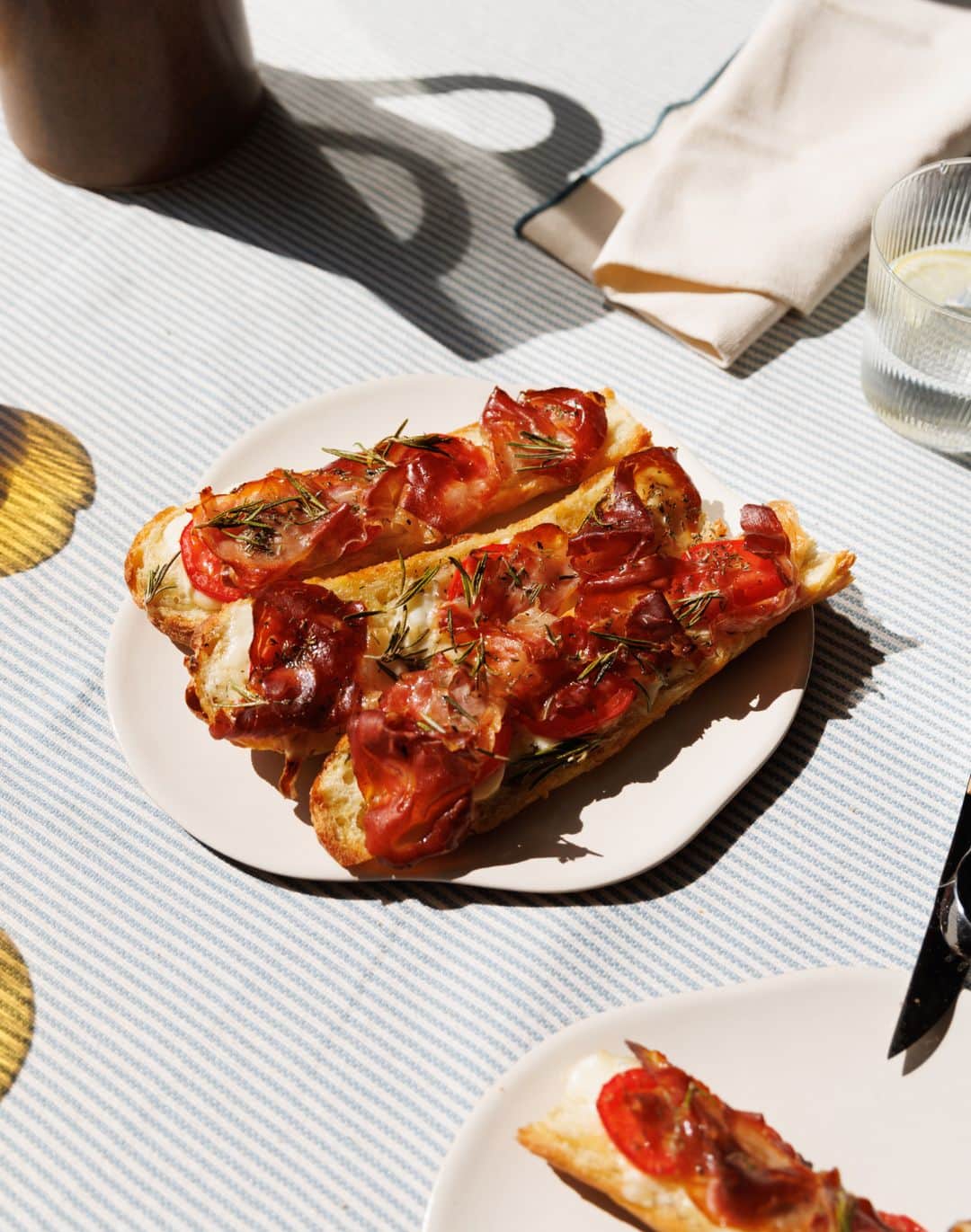 Zara Homeさんのインスタグラム写真 - (Zara HomeInstagram)「#zarahomerecipes BRUSCHETTA WITH TOMATO AND MOZZARELLA ON BAGUETTE. Discover this one and many more summer recipes at zarahome.com」6月16日 18時00分 - zarahome
