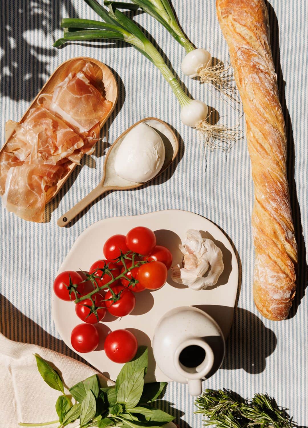 Zara Homeさんのインスタグラム写真 - (Zara HomeInstagram)「#zarahomerecipes BRUSCHETTA WITH TOMATO AND MOZZARELLA ON BAGUETTE. Discover this one and many more summer recipes at zarahome.com」6月16日 18時00分 - zarahome