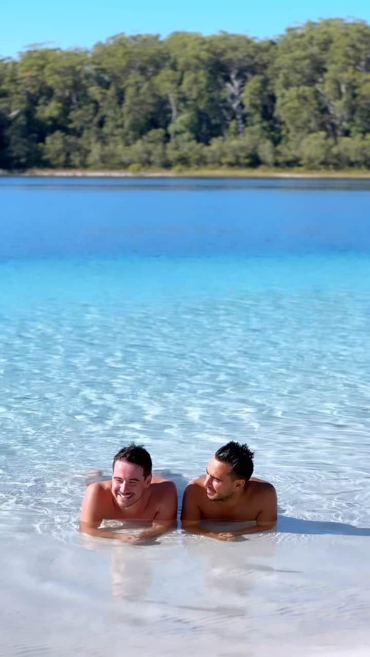 Australiaのインスタグラム：「Welcome to the world’s largest sand island 🌴 You’re looking at the dreamy island of K’gari in @queensland’s @visitfrasercoast region, home to the Butchella people. Discover the many wonders of @visitkgarifraserisland by basing yourself at @kgarifraserisland or @kingfisherbayresort and booking some of their experiences. We’re talking floating down #EliCreek, sunbathing at Boorangoora (#LakeMcKenzie), and leaving footprints on the iconic #75milebeach 👣.  📍: K’gari, #Queensland, #Australia  #seeaustralia #comeandsaygday #thisisqueensland #visitkgari #visitfrasercoast」