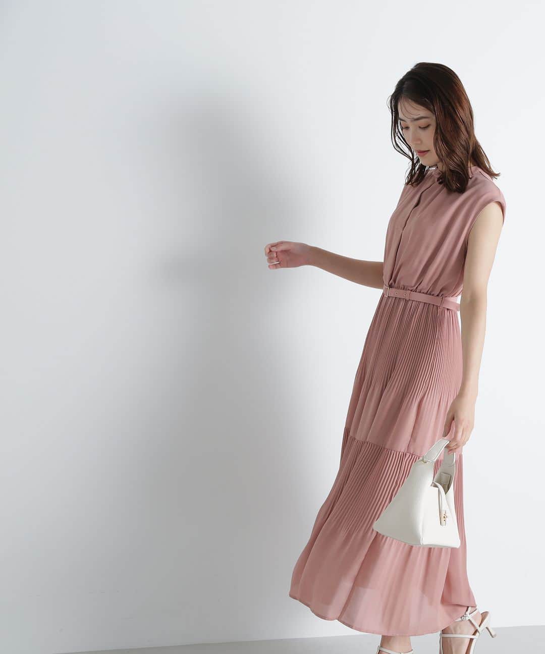 NATURAL BEAUTY BASICのインスタグラム：「2023 summer PRE ORDER.  ✔ベルテッドプリーツワンピース ¥12,980 tax in color:コーラルピンク/チャコール/カシス size:S/M/PS #0173240741 7月中旬-下旬入荷予定  消しプリーツ加工でティアードデザインが華やかな印象のワンピースです。 共布のベルトにはメタルのバックルを使い甘すぎずシャープな印象をプラスしています。 キレイ見えでもウエストはゴム仕様なのでリラックスした着心地と着脱もイージーなのがポイント。 オフィスシーンやオケージョンシーンにもおすすめです。 カシスカラーはこれからの季節の鮮度アップに活躍してくれます。  #ワンピース #プリーツワンピース #ティアードワンピース #サマーコーデ #夏先取 #夏コーデ #初夏 #お出かけコーデ #カジュアルコーデ  #オフィスコーデ #オフィスカジュアル #通勤コーデ #大人可愛い #カラーコーデ #着回しコーデ #きれいめカジュアル #大人カジュアル #ベーシックコーデ #ベーシック #ナチュラルコーデ #トレンドスタイル #シンプルコーデ #ナチュラルビューティーベーシック #naturalbeautybasic」