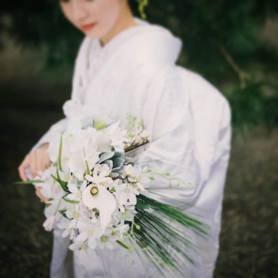 和婚スタイルさんのインスタグラム写真 - (和婚スタイルInstagram)「和装とブーケ🌸 写真撮影をより華やかに演出 .  着物の柄や季節感に合わせてブーケを選ぶと、相性がよくオススメです  . 【日本の美しい結婚式を紡ぐ】 @wakonstyle  −−−−−−−−−−−−−−− #和婚スタイル  #和婚スタイル花嫁 #神社  #神前式 #仏前式 #祝言 #ブーケ #和装ブーケ #クラッチブーケ #ボールブーケ #2023夏婚  #2023秋婚 #2023冬婚  #花嫁  #ウェディング #結婚式  #和装 #着物  #白無垢  #結婚式コーデ  #和装婚  #前撮り  #和装前撮り #神社挙式 #白無垢 #色打掛 #引振袖」6月16日 18時03分 - wakonstyle